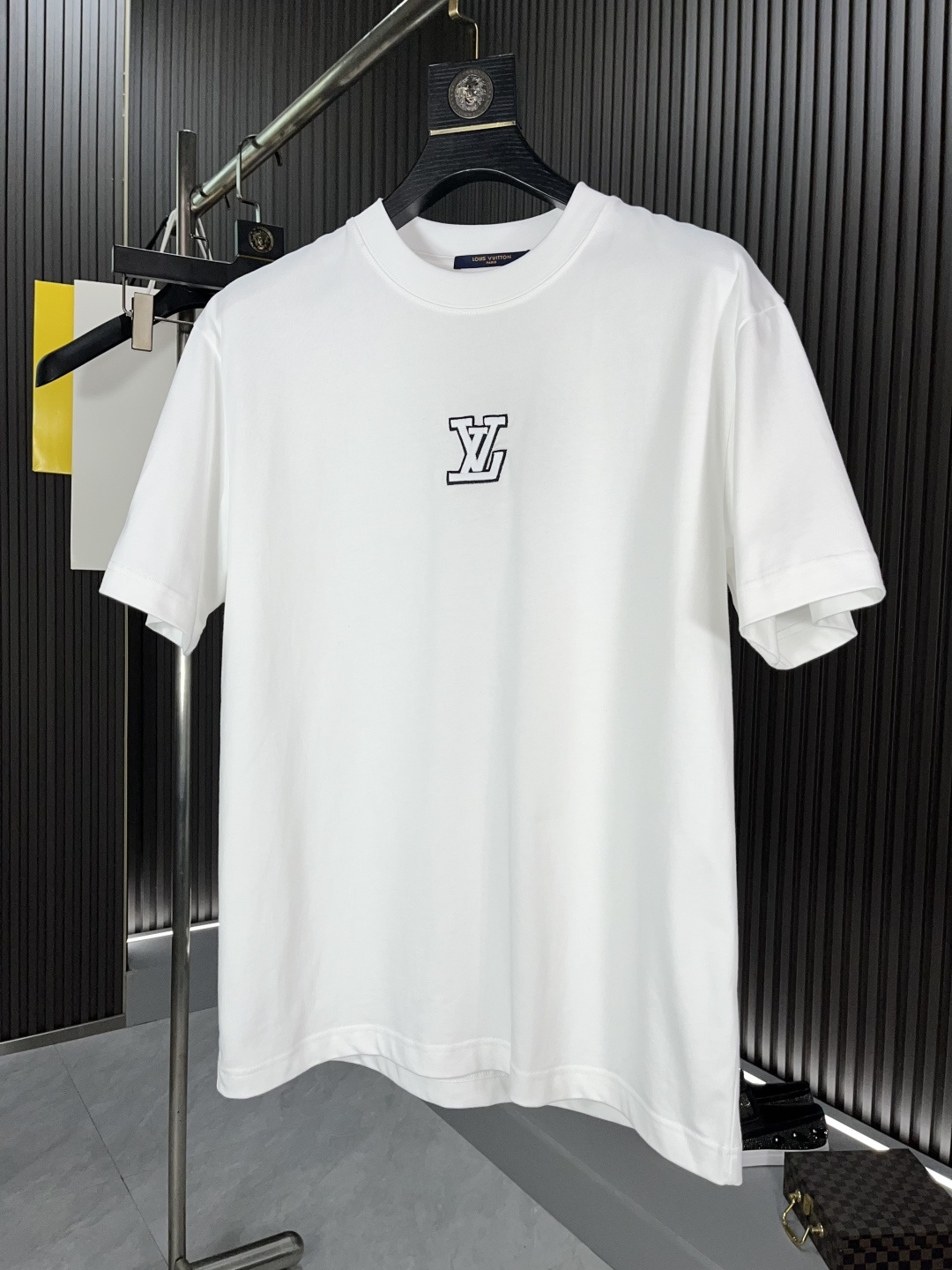 NO:130069,LV2025 spring and summer new product, with 300 double-strand cotton plain fabrics, with wide upper body and comfortable, casually matched with the outside and the inner style, 24536# Size S-2XL BJL,,louis vuitton,alexander wang19860909LV2025春夏新品,优选特定原版开发300支双股精棉平纹面料,上身挺阔舒适度佳,外穿内搭随意搭配,男女同款24536# 尺码S-2XL  BJL,,louis vuitton,alexander wang,Men's clothing