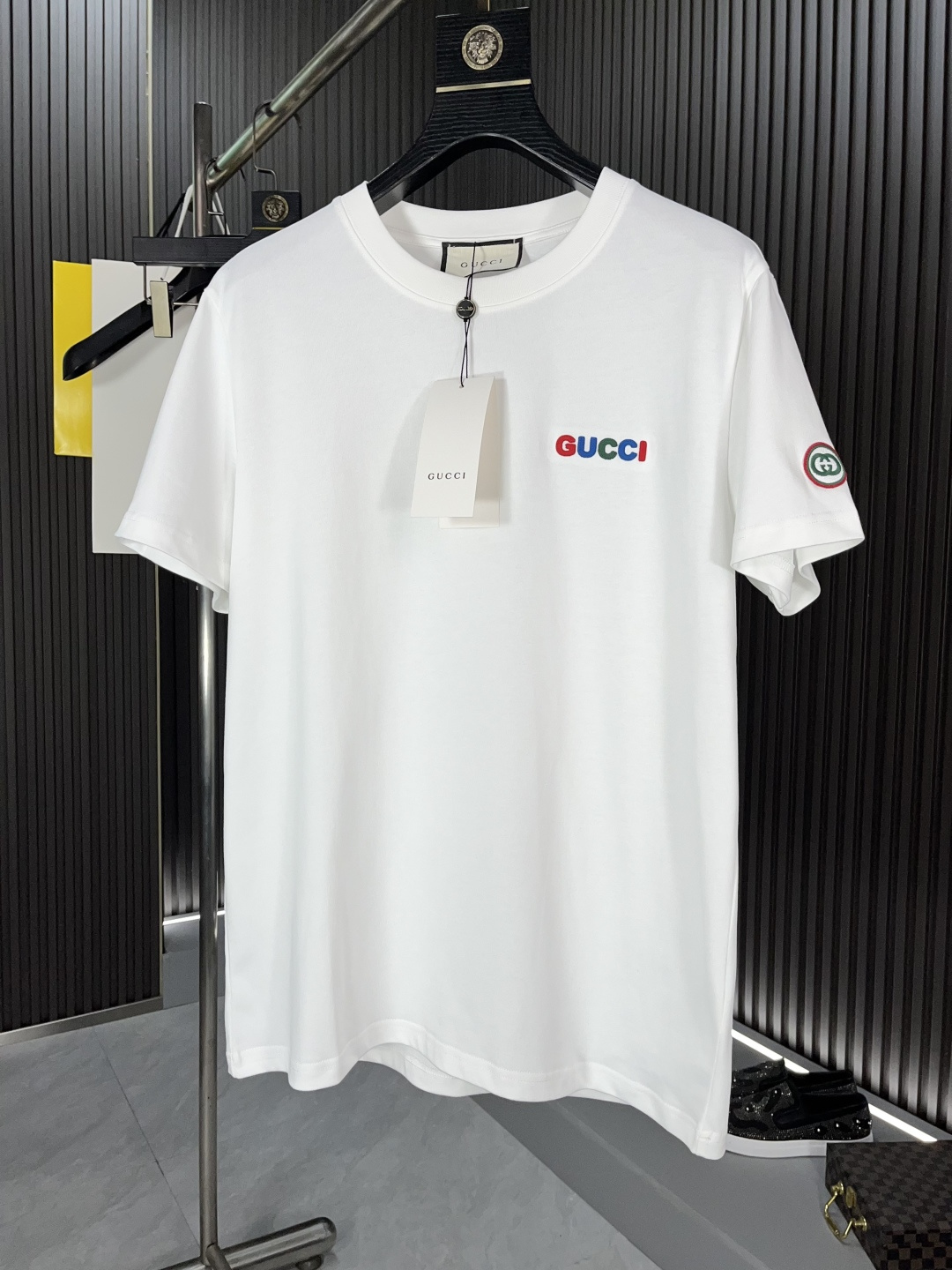 NO:130073,Guqi 2025 spring and summer new product fashionable short-sleeved high-end custom versatile style!  More practical and easy to use by anyone. Made of pure cotton fabric, luxurious and classic brand logo design, which is very high-end and must-have for those who understand goods!  The style is a slim fit style. It is very exquisite, showing aura and highlighting the exquisiteness of business men. This is the unique feature. The right slim fit, and the upper body effect is very good. 47546# size S-2XL BJL, T-shirt, alexander wang19860909古奇2025春夏新品时尚短袖高级定制百搭款式！更有实用感 任何人都可以轻松驾驭 采用纯棉面料制作,奢华经典品牌logo设计,非常显档次懂货的必须入！版型剪裁属于修身款 非常精致,显气场,又会凸显商务男士的精致,这就是独到之处,恰到好处的修身,上身效果非常赞47546#尺码S-2XL BJL,,T-shirt,alexander wang,Men's clothing