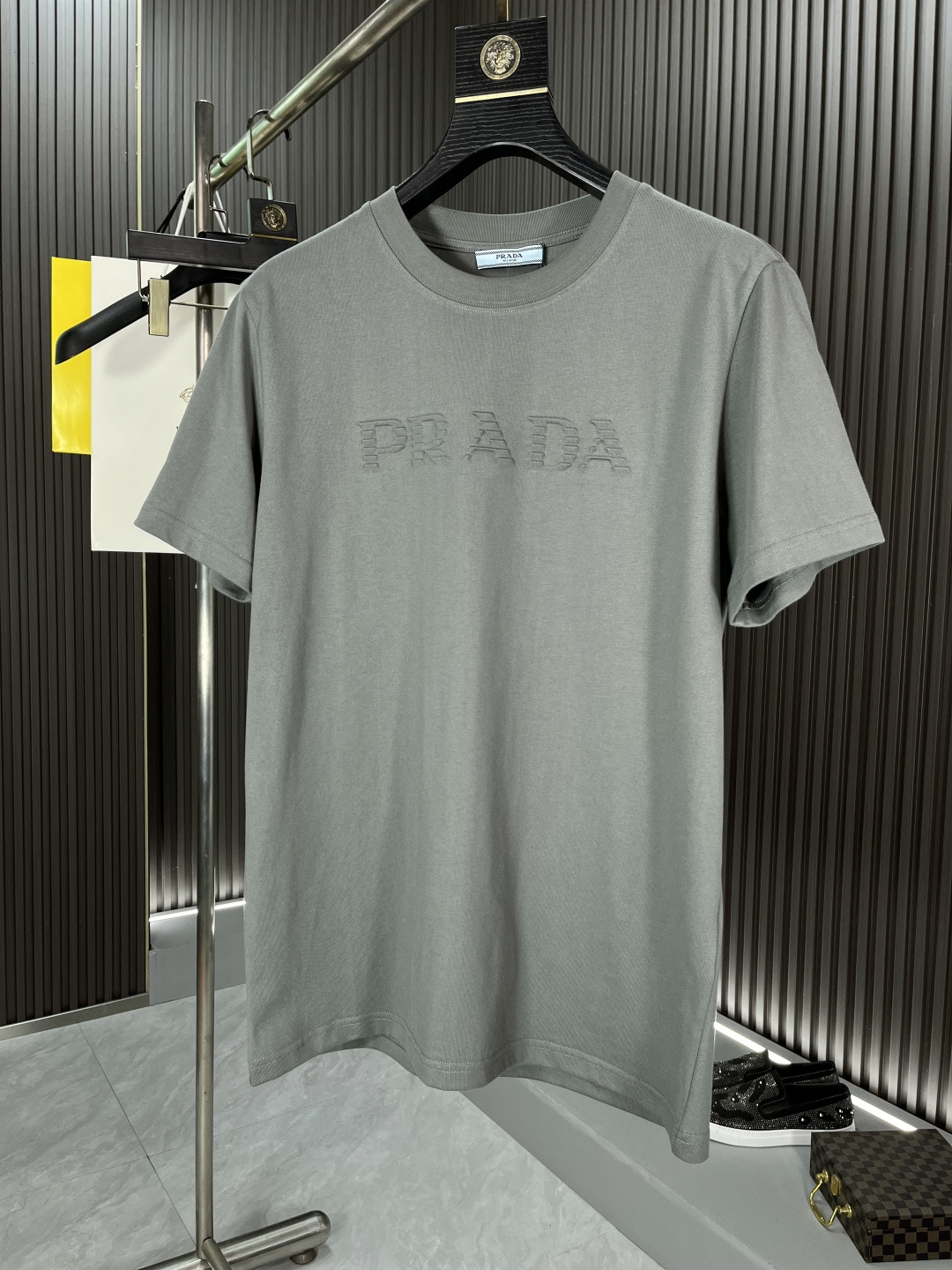 NO:130088,Prada's new spring and summer 2025 new product, fashionable short-sleeved high-end custom versatile style!  More practical and easy to use by anyone. Made of pure cotton fabric, luxurious and classic brand logo design, which is very high-end and must-have for those who understand goods!  The style is a slim fit style. It is very exquisite, showing aura and highlighting the exquisiteness of business men. This is the unique feature. The right slim fit, and the upper body effect is very good. 27343# size S-2XL BJL,,prada,T-shirt,alexander wang19860909普拉达2025春夏新品时尚短袖高级定制百搭款式！更有实用感 任何人都可以轻松驾驭 采用纯棉面料制作,奢华经典品牌logo设计,非常显档次懂货的必须入！版型剪裁属于修身款 非常精致,显气场,又会凸显商务男士的精致,这就是独到之处,恰到好处的修身,上身效果非常赞27343#尺码S-2XL BJL,,prada,T-shirt,alexander wang,Men's clothing