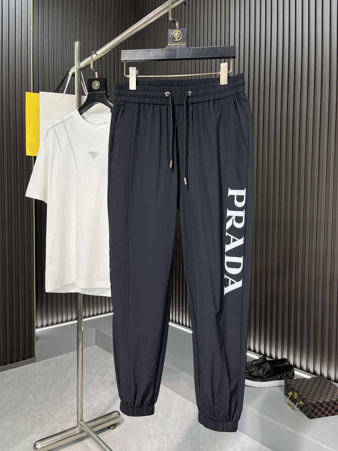 NO:133931,Prada's latest series of men's casual pants in spring and summer 2025!  It is made of customer-supply elastic cotton material, soft and delicate, and has an excellent feel!  The brand style is unobstructed!  Minimalist design, without extravagant elements to win the lead, the details are finely made, the hardware accessories are customized, the thickness is just right, easy to control various weather, classic colors are very energetic, and various styles of dressing, casual business, daily life, and fashion trends can be controlled!  Overall, both in terms of grade and fashion are extremely outstanding, bringing extraordinary clothing taste 28635# Size M-4XL BJL, prada, alexander wang19860909普拉达2025春夏最新系列男士休闲裤！采用客供弹力柔棉材质,柔软细腻,手感绝佳！品牌格调一览无余！极简主义设计,没有多余浮夸的元素来宣兵夺主,细节做工精细,五金配件原版定制,厚薄程度也是恰到好处,轻松驾驭各种天气,经典颜色上身很显精气神,多种风格穿搭,休闲商务、日常生活、时尚潮流均可驾驭！整体不论是档次还是时尚感都是极为出色的,带来非凡的衣着品味28635# 尺码M-4XL BJL,,prada,alexander wang,Men's clothing