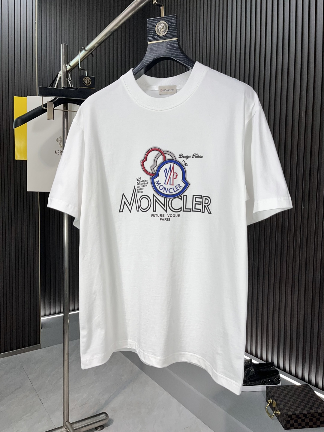 NO:133934,The 2025 spring and summer thick new product, fashionable round neck short sleeves, high-end custom versatile style!  More practical and easy to use by anyone. Made of pure cotton fabric, luxurious and classic brand logo design, which is very high-end and must-have for those who understand goods!  The style is a slim fit style. It is very exquisite, showing aura and highlighting the exquisiteness of business men. This is the unique feature. The right slim fit, and the upper body effect is very good 58732# Size M-3XL BJL, Moncler, T-shirt, alexander wang19860909蒙口2025春夏厚款新品时尚圆领短袖高级定制百搭款式！更有实用感 任何人都可以轻松驾驭 采用纯棉面料制作,奢华经典品牌logo设计,非常显档次懂货的必须入！版型剪裁属于修身款 非常精致,显气场,又会凸显商务男士的精致,这就是独到之处,恰到好处的修身,上身效果非常赞58732# 尺码M-3XL BJL,,Moncler,T-shirt,alexander wang,Men's clothing