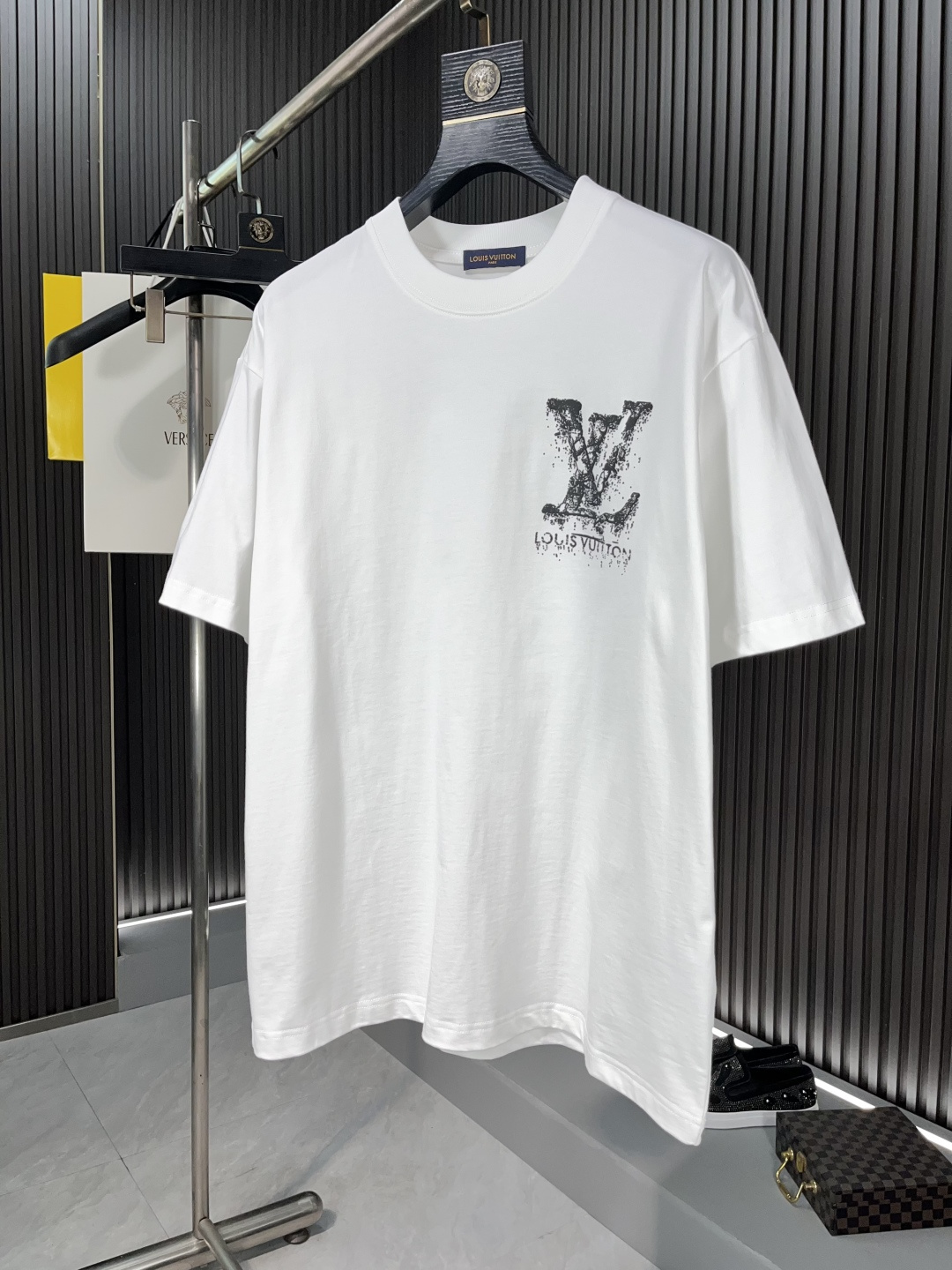 NO:133937,LV2025 spring and summer new products are launched in the market for fashionable printed round neck short-sleeved fashion item design, more fashionable and comfortable, high standard customization, very stylish upper body, hot stamping process, customer-supplied auxiliary materials, customer-supplied imported 240 grams of pure cotton fabric with very delicate texture, exquisite details and exquisite craftsmanship, extremely shaping item, can be matched with any fashion, super good style, trendy men's essential item 68735# Code number M-3XL BJL,,louis vuitton,T-shirt,alexander wang19860909LV2025春夏新品上市时尚印花圆领短袖时尚单品设计,更加时尚舒适,高标准定制,上身非常有型,烫印工艺, 客供辅料,客供进口240克纯棉面料质感非常细腻,细节工艺精湛考究,塑造性极高的一款单品,任何时装都可以搭配,版型超级好 潮男必备单品68735# 码数M-3XL BJL,,louis vuitton,T-shirt,alexander wang,Men's clothing