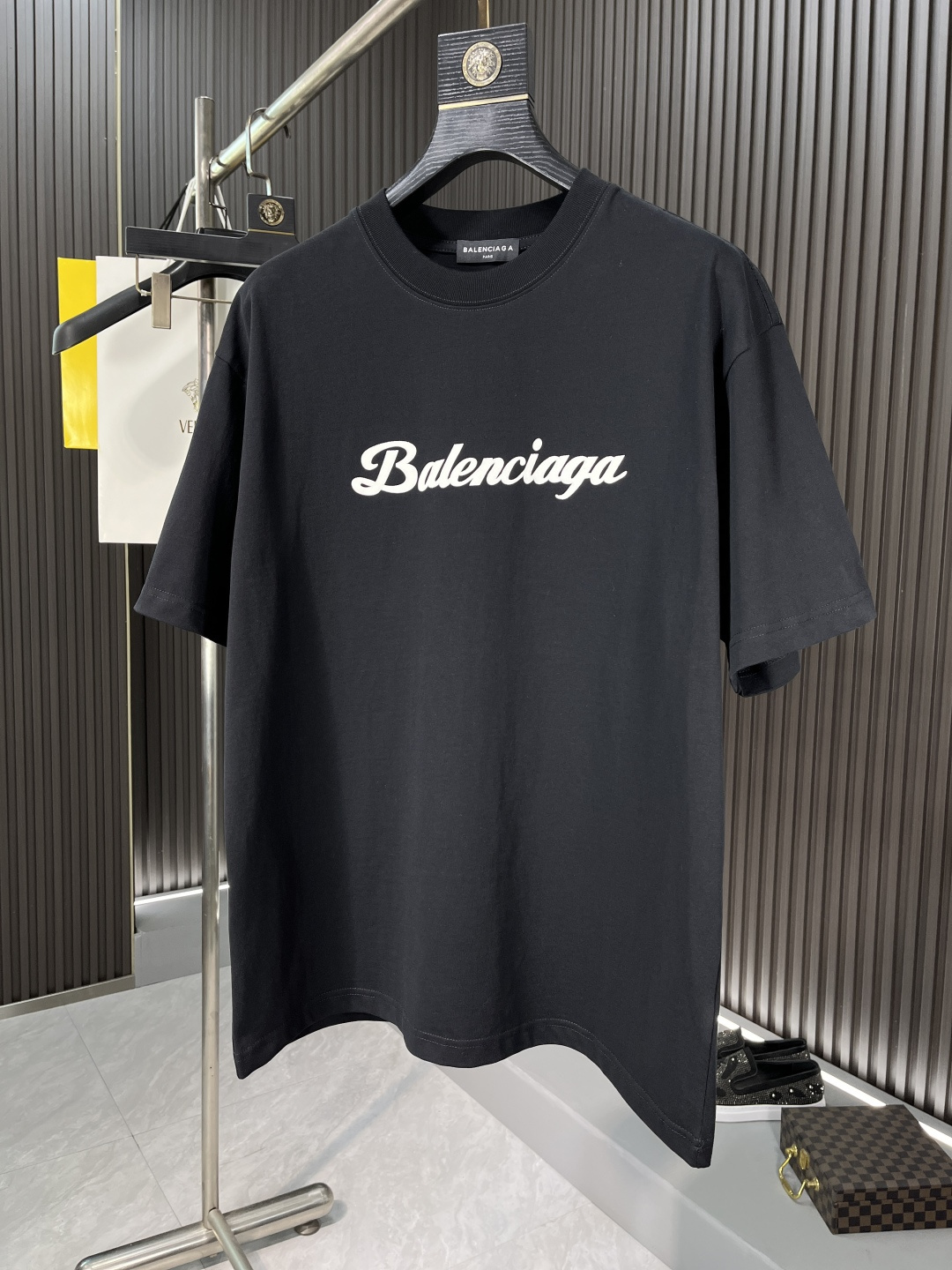 NO:133940,Balenciaga 25ss Spring and Summer New Men's Digital Printed Round Neck Short-Sleeve T-shirt, with brand logo digital printing design on the front, creating basic men's products and injecting new ideas into men's wardrobe. Made of 240 grams of double-stranded cotton fabric, the fabric has high-end texture, soft and silky texture, excellent elasticity, anti-wrinkle and yellowing, and it is not easy to deform after wearing for a long time. 58137# Code M-3XL BJL,,balenciaga,T-shirt,tees,t-shirt,alexander wang19860909巴黎世家25ss春夏新品男士数码印花圆领短袖T恤,正面缀饰有品牌标识数码印花设计,打造男士基本款单品,为男士衣橱注入新意.采用240克双股纯棉面料制成,面料质感高端、柔软丝滑,弹性优良抗皱抗黄,久穿久洗不易变形58137# 码数M-3XL BJL,,balenciaga,T-shirt,tees，t-shirt,alexander wang,Men's clothing