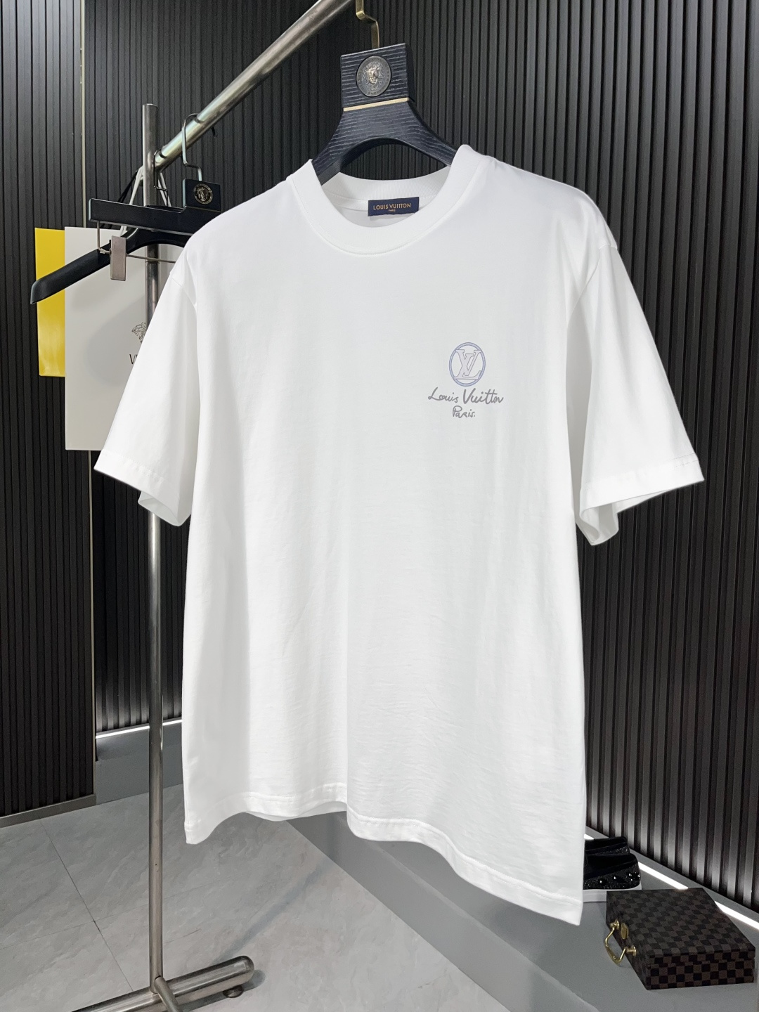 NO:133943,LV2025 spring and summer new products are launched in the market for fashionable printed round neck short-sleeved fashion item design, more fashionable and comfortable, high standard customization, very stylish upper body, hot stamping process, customer-supplied auxiliary materials, customer-supplied imported 240 grams of pure cotton fabric with very delicate texture, exquisite details and exquisite craftsmanship, extremely shaping item, can be matched with any fashion, super good style, trendy men's essential item 68736# Code number M-3XL BJL,,louis vuitton,T-shirt,alexander wang19860909LV2025春夏新品上市时尚印花圆领短袖时尚单品设计,更加时尚舒适,高标准定制,上身非常有型,烫印工艺, 客供辅料,客供进口240克纯棉面料质感非常细腻,细节工艺精湛考究,塑造性极高的一款单品,任何时装都可以搭配,版型超级好 潮男必备单品68736# 码数M-3XL BJL,,louis vuitton,T-shirt,alexander wang,Men's clothing