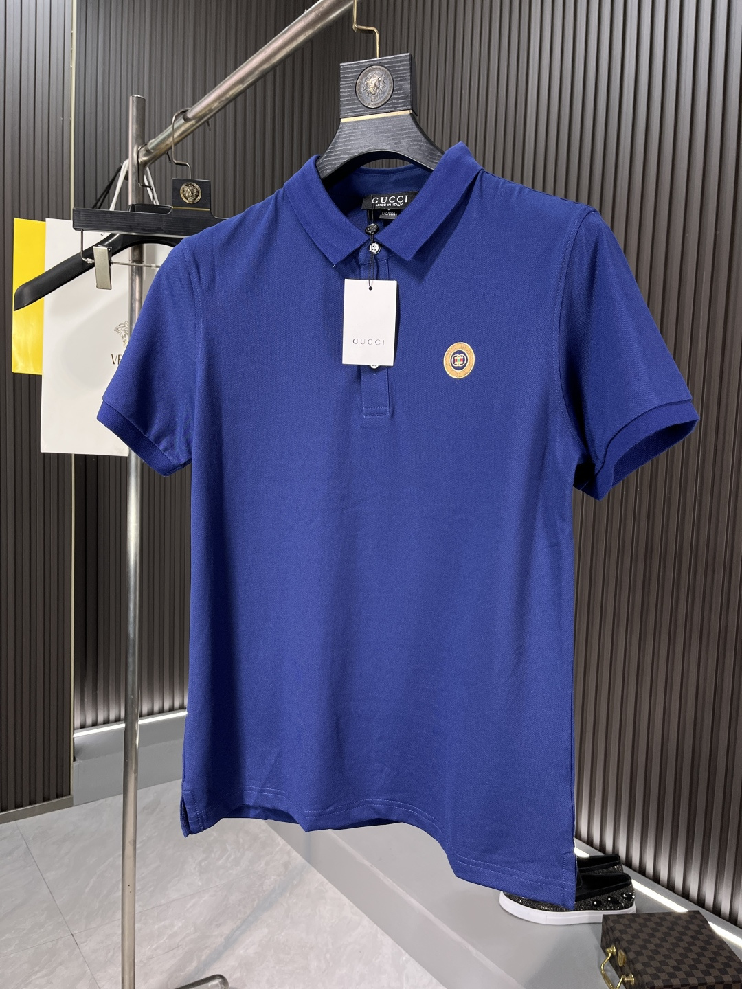 NO:133936,Guqi 2025 spring and summer new short-sleeved polo shirt, fashionable and versatile, popular custom imported mercerized bead floor cotton fabric, high-density cotton material, chest craft logo logo pattern, super soft and delicate feel, skin-friendly and comfortable to wear, high-end boutique, fine-looking and top-body is very good, men's must-have item 22397 Size M-4XL BJL,, T-shirt, alexander wang19860909古奇2025春夏新款短袖polo衫,时尚百搭 爆款定制进口丝光珠地棉面料,高密度棉质材质,胸前工艺logo标志图案,手感超柔软细腻 穿着亲肤舒适 高端精品 精细做上身非常赞 男士必备单品22397 尺码M-4XL BJL,,T-shirt,alexander wang,Men's clothing