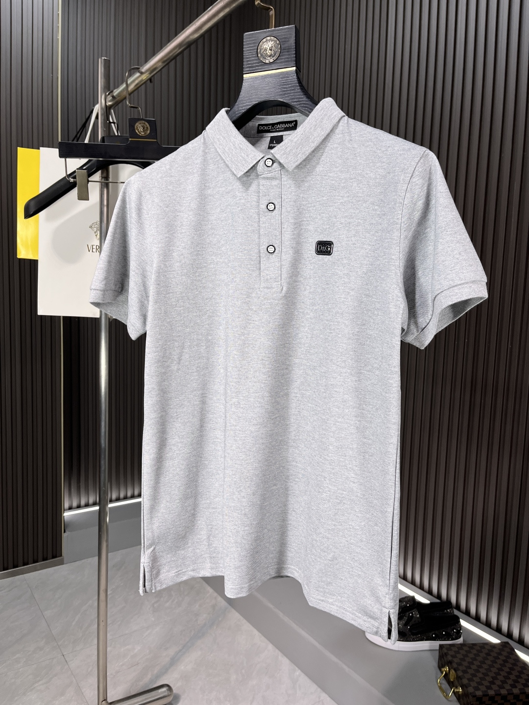 NO:133939,DG2025 spring and summer new short-sleeved polo shirt, fashionable and versatile, popular custom imported mercerized bead floor cotton fabric, high-density cotton material, chest craft logo logo pattern, super soft and delicate feel, skin-friendly and comfortable to wear, high-end boutique, fine-looking upper body is very good, men's must-have item 42395 Size M-4XL BJL,, Dolce&Gabbana, T-shirt, alexander wang19860909DG2025春夏新款短袖polo衫,时尚百搭 爆款定制进口丝光珠地棉面料,高密度棉质材质,胸前工艺logo标志图案,手感超柔软细腻 穿着亲肤舒适 高端精品 精细做上身非常赞 男士必备单品42395 尺码M-4XL BJL,,Dolce&Gabbana,T-shirt,alexander wang,Men's clothing