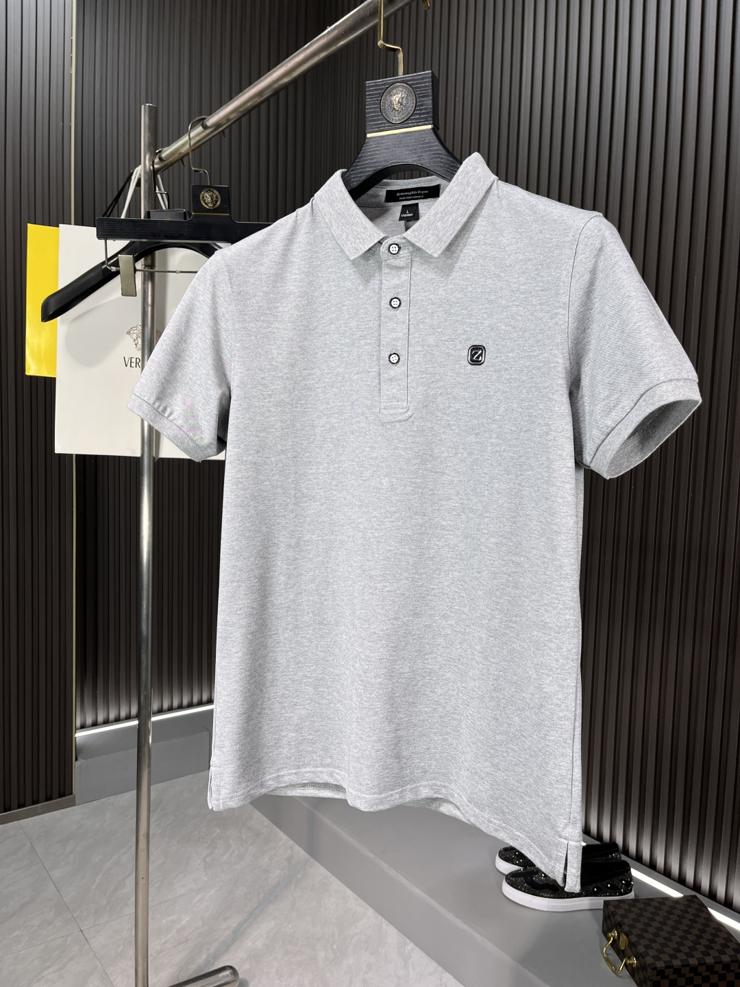 NO:133942,Zenia's new short-sleeved polo shirt in spring and summer, fashionable and versatile, popular custom imported mercerized bead floor cotton fabric, high-density cotton material, chest craft logo logo pattern, super soft and delicate feel, skin-friendly and comfortable to wear, high-end boutique, fine-looking upper body is very good, men's must-have item 42390 Size M-4XL BJL,,zegna,T-shirt,alexander wang19860909杰尼亚2025春夏新款短袖polo衫,时尚百搭 爆款定制进口丝光珠地棉面料,高密度棉质材质,胸前工艺logo标志图案,手感超柔软细腻 穿着亲肤舒适 高端精品 精细做上身非常赞 男士必备单品42390 尺码M-4XL BJL,,zegna,T-shirt,alexander wang,Men's clothing