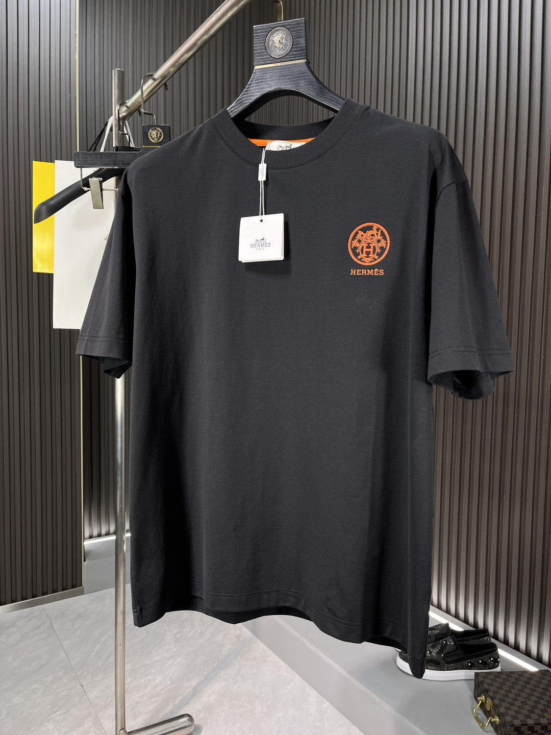 NO:133945,Hermes 2025 spring and summer new style first-time counter latest short-sleeved round-neck T-shirt, high-end customization, avant-garde and fashionable design!  Brand logo heavy craft design, high-end customized mercerated cloud cotton fabric, soft feel, comfortable to wear, exquisite counter-level car line, fine workmanship, invincible and handsome upper body effect!  Benefits for handsome men 15346# Color black white Number M-3XLBJL, hermes, T-shirt,tees, t-shirt,alexander wang19860909爱马仕 2025春夏新款首发专柜最新款短袖圆领T恤 高端订制 设计前卫时尚！品牌logo重工艺设计 高端定制丝光云朵棉面料.手感柔软.穿着舒适.专柜级别精致车线.做工精细.上身效果无敌帅气！型男必备单品15346# 颜色黑色 白色 码数M-3XLBJL,,hermes,T-shirt,tees，t-shirt,alexander wang,Men's clothing