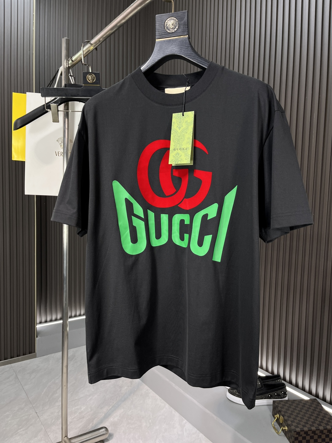 NO:133948,Guqi 2025 spring and summer new product launched in the market for fashionable printed round neck short-sleeved fashion item design, more fashionable and comfortable, high standard customization, very stylish upper body, hot stamping process, customer-supplied auxiliary materials, customer-supplied imported 240 grams of pure cotton fabric with very delicate texture, exquisite details and exquisite craftsmanship, extremely shaping item, can be matched with any fashion, super good style, trendy men's essential item 25743# Code number M-3XL BJL,, T-shirt, alexander wang19860909古奇2025春夏新品上市时尚印花圆领短袖时尚单品设计,更加时尚舒适,高标准定制,上身非常有型,烫印工艺, 客供辅料,客供进口240克纯棉面料质感非常细腻,细节工艺精湛考究,塑造性极高的一款单品,任何时装都可以搭配,版型超级好 潮男必备单品25743# 码数M-3XL BJL,,T-shirt,alexander wang,Men's clothing