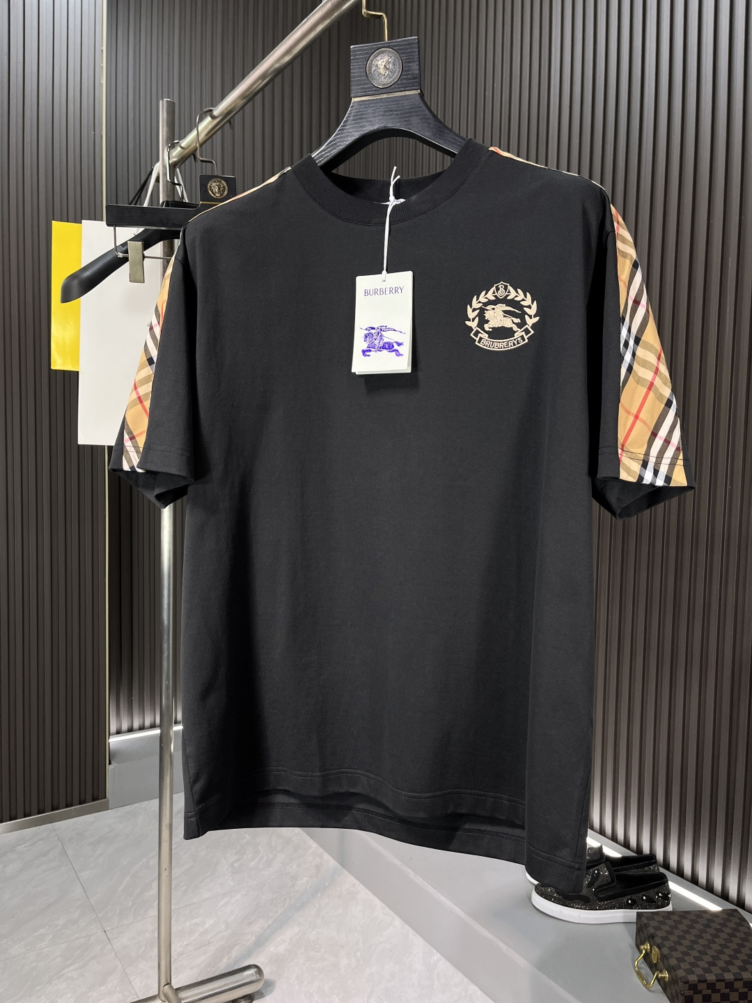 NO:133951,Burberry Ss pure cotton latest fabric (highest version) chest war horse logo heavy industry embroidery craftsmanship!  Classic logo pattern logo stylish simple trendy short sleeves, the top quality counter original single short sleeves, the top-level production process imported fabric, the unique design of the counter model, using imported high-end customized fabrics. The official website is on sale!  Fabric style is excellent 65747# Code number black and white M-3XLBJL, burberry, T-shirt, alexander wang19860909巴宝莉 ss纯棉最新面料（最高版本）胸前战马标识重工刺绣工艺！经典标识图案logo时尚简约潮流短袖,最顶级的品质专柜原单短袖,顶级制作工艺进口面料,专柜款独特设计,采用进口高端订制面料.官网在售！面料版型超赞65747# 码数黑白色 M-3XLBJL,,burberry,T-shirt,alexander wang,Men's clothing