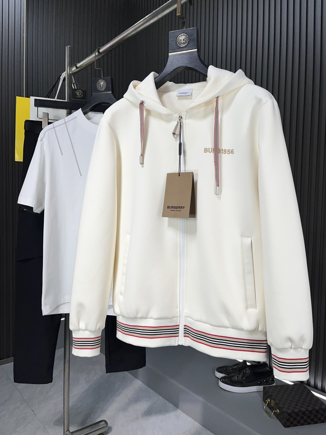 NO:133954,Burberry's hits are coming, focusing on the original version of the official website. The new hit cardigan sweater jacket in 2025, the original single and ruthless product pours into the meticulous works of top designers, just for a fit and perfect upper body effect. All-natural high-quality Tencel Roman cotton, close-fitting comfort, noble and elegant!  Original hardware all show elegance and noble temperament 76542 Counter size M-3XL BJL, burberry, hoodie, sweatshirts, jackets & coats, alexander wang19860909巴宝莉爆款来袭 专注官网原版 2025全新爆款开衫卫衣外套, 原单狠货倾注顶级设计师的精心之作 就为一个贴合、完美的上身效果 全天然优质天丝罗马棉,贴身的舒适感 高贵典雅！原厂五金无不彰显优雅高贵气质76542 专柜尺码M-3XL BJL,,burberry,hoodie,sweatshirts,jackets & coats,alexander wang,Men's clothing