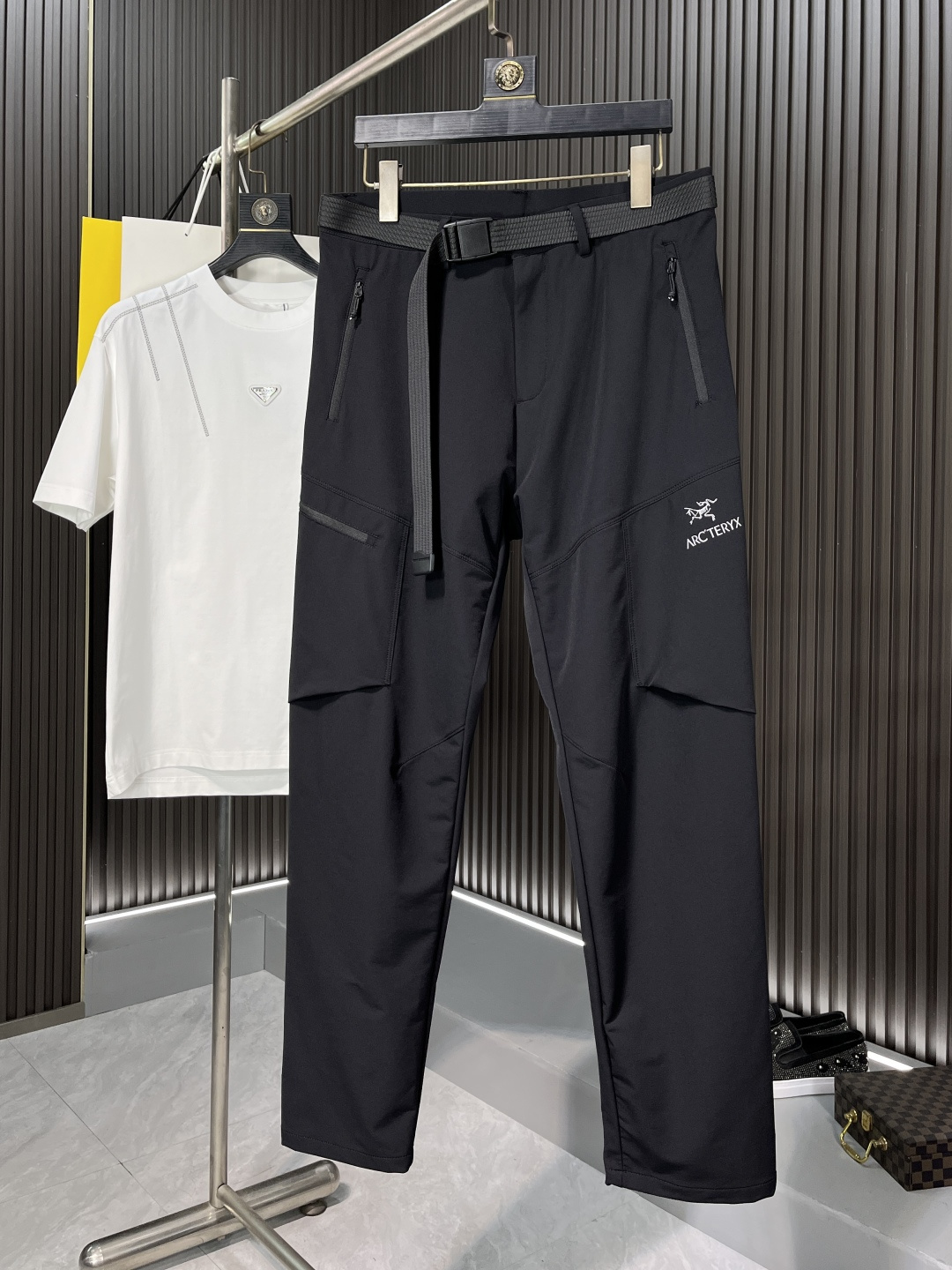 NO:133932,Archaeoptera bird; high-end quality 25ss spring and summer new men's fashionable casual pants High-quality custom original fabric, high-quality custom hardware accessories Special touch of skin, super texture Comfortable soft and breathable Casual loose style Trendy men and women same style 76547 Size M-3XL BJL,arc'teryx,alexander wang19860909始祖鸟；高端品质 25ss春夏新款男士时尚休闲裤 高品质定制原版面料、高品质定制五金配件 皮肤特别手感、超级质感 舒适柔软透气 休闲宽松版型 潮流男女同款76547 尺码M-3XL BJL,arc'teryx,alexander wang,Men's clothing