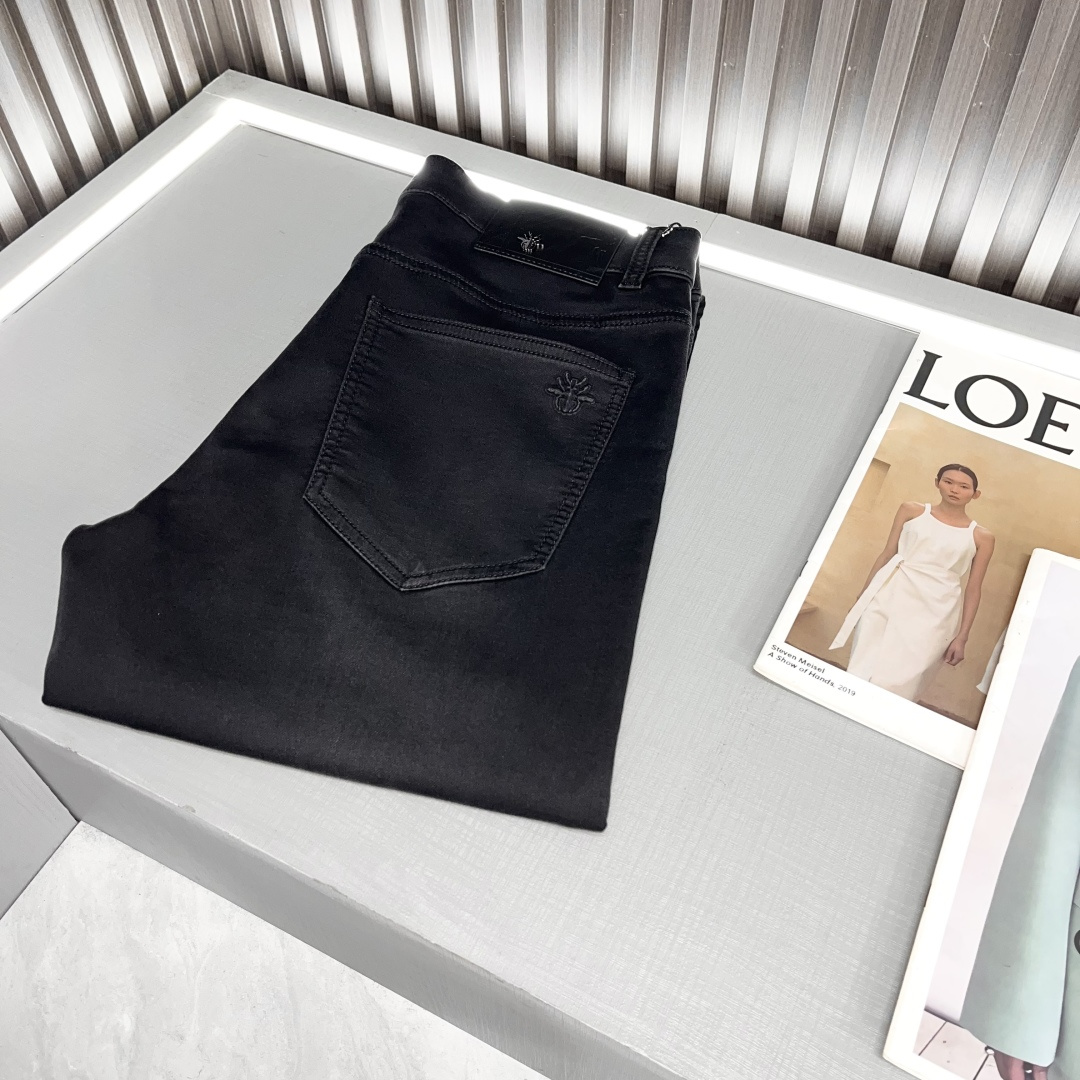 NO:133946,Dior 2025 early spring new men's jeans original original cloth original wash water!  Imported original wash elastic fabrics, complex handicrafts superimposed, any wash process will become a completely different color effect after a few more seconds, so it is more precious, especially long-lasting and odor-resistant... Use the best tannin elastic texture, genuine leather leather cards, high-quality metal accessories... to create a unique and original jeans style!  Original hardware and accessories, super positive style, comfortable and breathable, extremely high grade, counter quality, handsome upper body 59726 yards 30-38BJL,,dior,jeans,alexander wang19860909迪奥2025早春新款男士牛仔裤原厂原布原洗水！进口原版水洗弹力面料,复杂的手工艺叠加,任何一个洗水环节多停留几秒都会变成完全不一样的颜色效果,所以越加珍贵,特别持久、耐味…… 选用上乘的丹宁弹力质感,真皮皮牌、高定的金属辅料……打造出独特及原创的牛仔裤款型！原版五金辅料,版型超正,舒适透气,档次极高,专柜品质,上身帅气十足59726 码数30-38BJL,,dior,jeans,alexander wang,Men's clothing