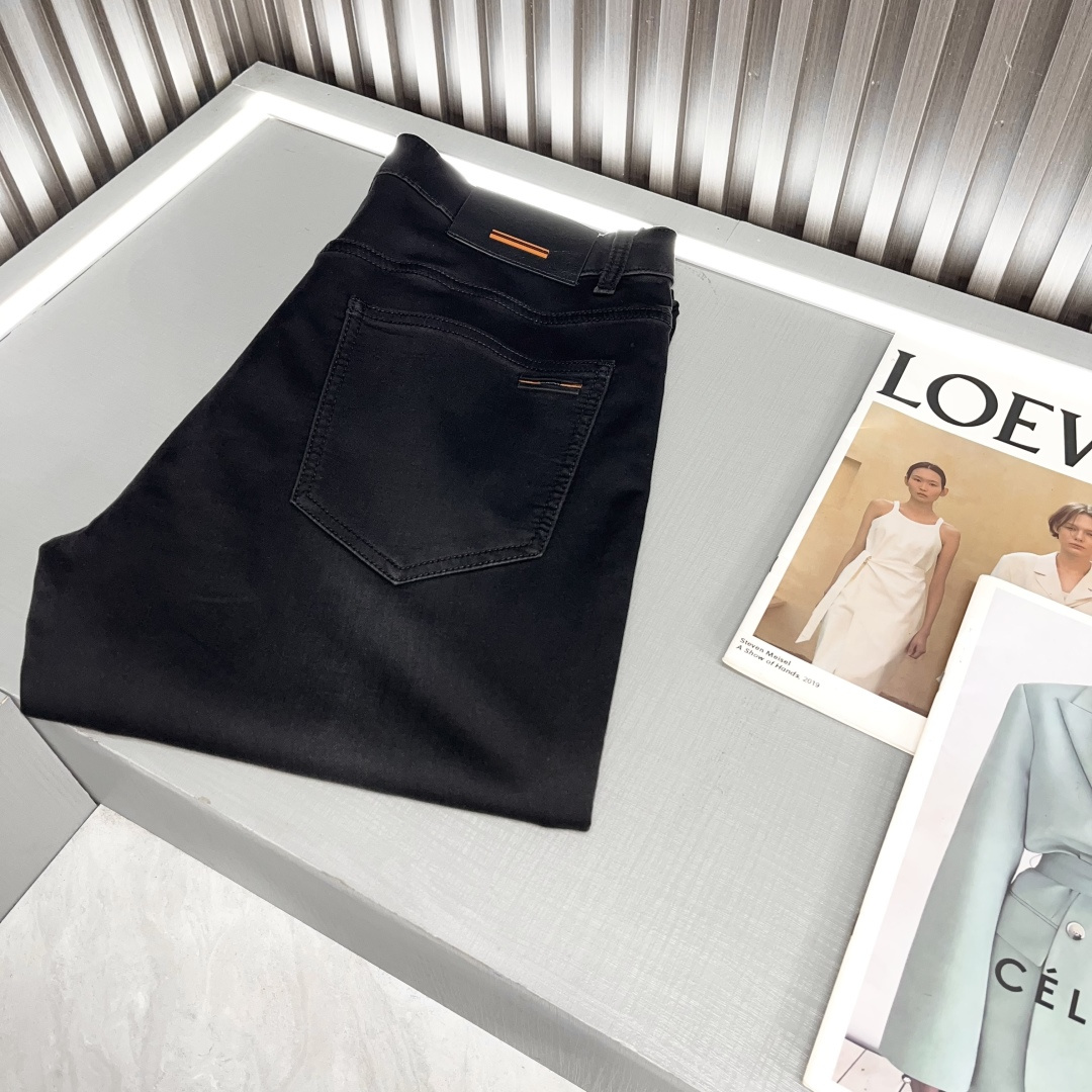 NO:133949,Zzegna 2025 spring and summer counter latest slim straight jeans are used in customer-supply water washing color. This color is really rare in jeans now, high-strength elastic denim fabric. Back pocket brand calfskin logo, soft touch, slim and slim hips, especially beautiful, fashionable and clean version trend is simple and easy to match, so it has become one of the biggest selling points and is extremely cost-effective, no confusion or troubles of color conflict, the latest synchronized auxiliary materials of the counter, such a rich high-end jeans, absolutely fashionable, casual and versatile 39825# Number of 30-38 BJL,,zegna,jeans,cowhide,alexander wang19860909Zzegna 杰尼亚2025春夏款专柜最新修身小直筒牛仔裤 采用客供水洗颜色,这个颜色在牛仔裤中现在真的很少了,高筋弹力牛仔面料.后兜品牌小牛皮Logo,手感柔软上身修身显瘦包臀特别好看完胜,时尚净版潮流简单易搭配因此已成为最大卖点之一而性价比又极高,没有颜色冲突的困惑或困扰,专柜最新同步辅料,这么一款丰富内练高端牛仔裤,绝对时尚休闲百搭39825# 码数30-38 BJL,,zegna,jeans,cowhide,alexander wang,Men's clothing