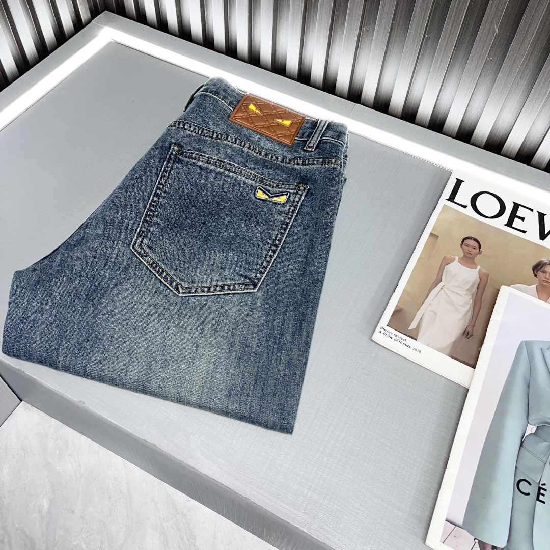 NO:133952,Fendi and the latest launch of new men's casual jeans in early spring 2025!  Heavy industry wash jeans!  Custom fabrics are softer and more comfortable than ordinary denim fabrics!  Super heavy industry washing process, double craft washing. The whole pair of pants has a comfortable feel, delicateness and breathable effect. All hardware brand logos are customized by special models, and the materials are selected as the best attributes. A good pair of jeans focuses on the fabric!  The fabric is very elastic and the comfort is great!  The fabric is very dense!  !  The texture of customer-supplied imports is very strong!  Low-key design style is simple and generous 39825 digits 30-38 BJL,,fendi,fendi,jeans,alexander wang19860909Fendi芬迪、2025早春最新推出男士休闲牛仔裤新品！重工水洗牛仔裤！定制面料和一般牛仔布料比起来,更加柔软舒适！超重工洗水工艺 双工艺洗水 整条裤子,手感舒适,细腻程度与透气效果堪称顶级,所有的五金品牌logo都是专模定做,材质都是选最好的属性.好的一条牛仔裤,重点在面料！面料的弹性很好,舒适性非常棒！面料密度很高！！客供进口的质感非常强大！低调设计风格简洁大方39825 码数30-38 BJL,,fendi,fendi,jeans,alexander wang,Men's clothing