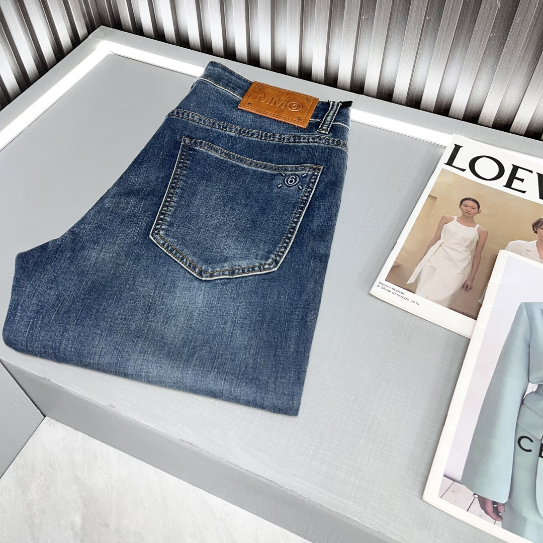 NO:133955,Majila New Spring and Summer 2025!  High-end customized slim-fit business straight jeans, original hardware accessories, a style that is fully suitable for daily business and leisure. The upper body effect is super positive, three-dimensional slim-fit buttocks are lifted, and the leg lines are fully demonstrated, including Tennis special cotton fabric!  It belongs to the type of woven cotton!  The texture is firm and delicate, the upper body is very comfortable and stylish, and it is extremely practical and versatile, which is very worth buying!  Must-received recommendation for old customers 69724# Size 30-38 BJL,,masion margiela,jeans,alexander wang19860909马吉拉 2025春夏新款！高端订制修身商务直筒牛仔裤 原版五金辅料 日常商务休闲都完全适用的款,上身效果超正,立体修身提臀,腿部线条完全得到彰显,含天丝特殊棉面料！属于色织棉的类型！纹理紧致细腻,上身非常舒适有型,而且极为实穿百搭,非常值得入手！老客户必收推荐69724# 尺码30-38 BJL,,masion margiela,jeans,alexander wang,Men's clothing