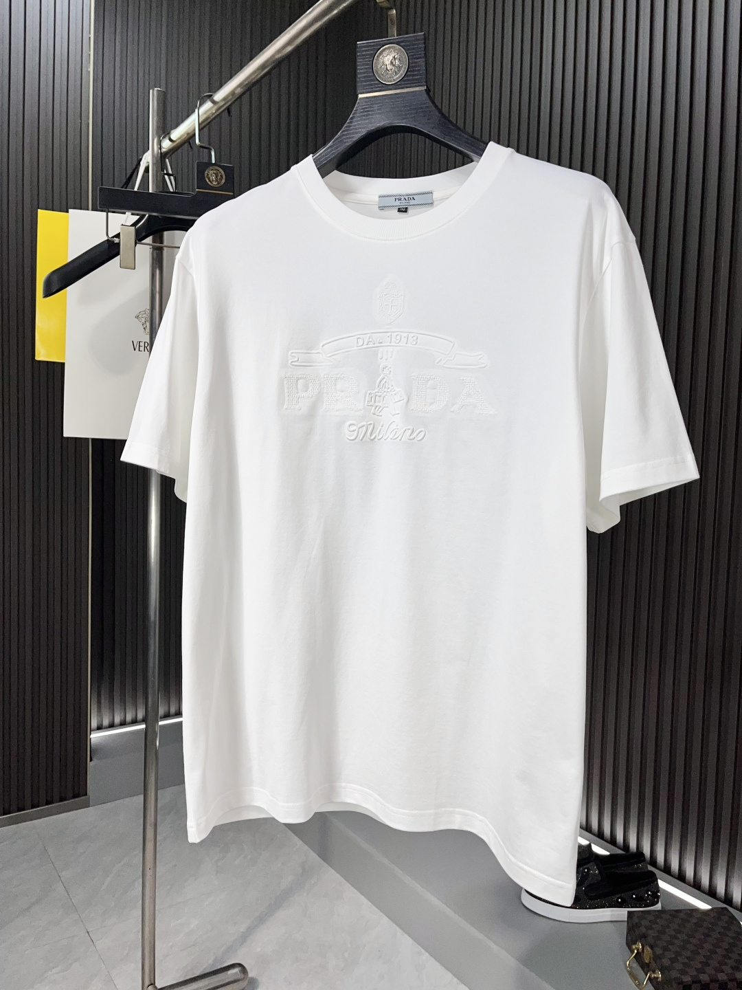 NO:133938,Prada cotton latest fabric (highest version) P home letter jacquard embroidery classic logo pattern logo fashionable simple trendy short sleeves, top quality counter original single short sleeves, top production craft imported fabrics, unique design of the counter model, using imported high-end customized fabrics. The official website is on sale!  Fabric style is excellent 64357# Code number M-4XL BJL,,prada,T-shirt,alexander wang19860909普拉达纯棉最新面料（最高版本）P家字母提花刺绣经典标识图案logo时尚简约潮流短袖,最顶级的品质专柜原单短袖,顶级制作工艺进口面料,专柜款独特设计,采用进口高端订制面料.官网在售！面料版型超赞64357# 码数M-4XL BJL,,prada,T-shirt,alexander wang,Men's clothing