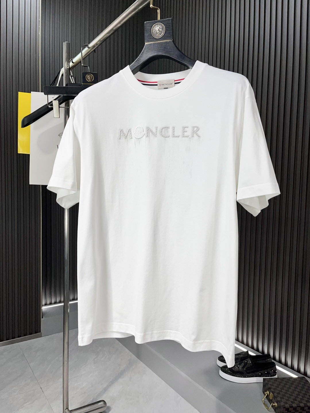 NO:133935,The latest fabric of masked pure cotton (highest version) masked MON letter jacquard embroidery classic logo pattern logo fashionable simple trendy short sleeves, the top quality counter original single short sleeves, the top production process imported fabric, the counter model is uniquely designed, using imported high-end customized fabrics. The official website is on sale!  Fabric style is excellent 64352# Code number M-4XL BJL, Moncler, T-shirt, alexander wang19860909蒙口纯棉最新面料（最高版本）蒙口MON字母提花刺绣经典标识图案logo时尚简约潮流短袖,最顶级的品质专柜原单短袖,顶级制作工艺进口面料,专柜款独特设计,采用进口高端订制面料.官网在售！面料版型超赞64352# 码数M-4XL BJL,,Moncler,T-shirt,alexander wang,Men's clothing