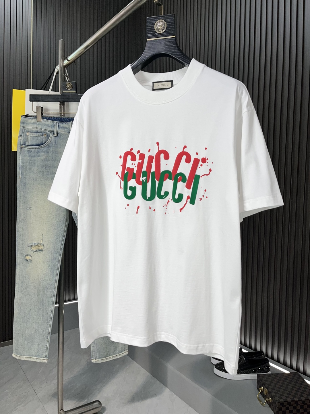 NO:133944,Guqi 2025 spring and summer new product launched in the market for fashionable printed round neck short-sleeved fashion item design, more fashionable and comfortable, high standard customization, very stylish upper body, hot stamping process, customer-supplied auxiliary materials, customer-supplied imported 240 grams of pure cotton fabric with very delicate texture, exquisite details and exquisite craftsmanship, extremely shaping item, can be matched with any fashion, super good style, trendy men's essential item 28537# Code number M-3XL BJL,, T-shirt, alexander wang19860909古奇2025春夏新品上市时尚印花圆领短袖时尚单品设计,更加时尚舒适,高标准定制,上身非常有型,烫印工艺, 客供辅料,客供进口240克纯棉面料质感非常细腻,细节工艺精湛考究,塑造性极高的一款单品,任何时装都可以搭配,版型超级好 潮男必备单品28537# 码数M-3XL BJL,,T-shirt,alexander wang,Men's clothing