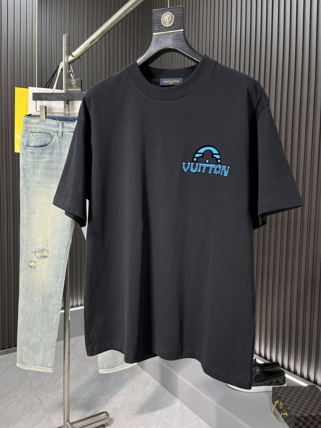 NO:133947,LV2025 spring and summer new products are launched in the market for fashionable printed round neck short-sleeved fashion item design, more fashionable and comfortable, high-standard customization, very stylish upper body, hot stamping process, customer-supplied auxiliary materials, customer-supplied imported 240 grams of pure cotton fabric with very delicate texture, exquisite details and exquisite craftsmanship, extremely shaping item, can be matched with any fashion, super good style, trendy men's essential item 68732# Code number M-3XL BJL,,louis vuitton,T-shirt,alexander wang19860909LV2025春夏新品上市时尚印花圆领短袖时尚单品设计,更加时尚舒适,高标准定制,上身非常有型,烫印工艺, 客供辅料,客供进口240克纯棉面料质感非常细腻,细节工艺精湛考究,塑造性极高的一款单品,任何时装都可以搭配,版型超级好 潮男必备单品68732# 码数M-3XL BJL,,louis vuitton,T-shirt,alexander wang,Men's clothing