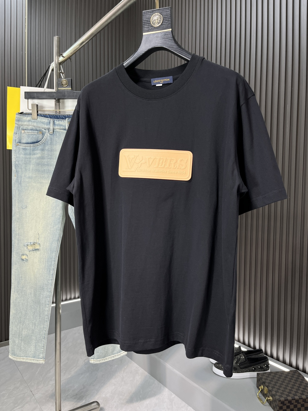 NO:133956,LV2025 spring and summer new products are launched in the market for fashionable printed round neck short-sleeved fashion item design, more fashionable and comfortable, high standard customization, very stylish upper body, leather label decoration technology, customer-supplied auxiliary materials, customer-supplied imported 240 grams pure cotton fabric with very delicate texture, exquisite details and exquisite craftsmanship, extremely shaping item, can be matched with any fashion, super good style, trendy men's essential item 68531# Code number M-3XL BJL,,louis vuitton,T-shirt,alexander wang19860909LV2025春夏新品上市时尚印花圆领短袖时尚单品设计,更加时尚舒适,高标准定制,上身非常有型,皮标装饰工艺, 客供辅料,客供进口240克纯棉面料质感非常细腻,细节工艺精湛考究,塑造性极高的一款单品,任何时装都可以搭配,版型超级好 潮男必备单品68531# 码数M-3XL BJL,,louis vuitton,T-shirt,alexander wang,Men's clothing