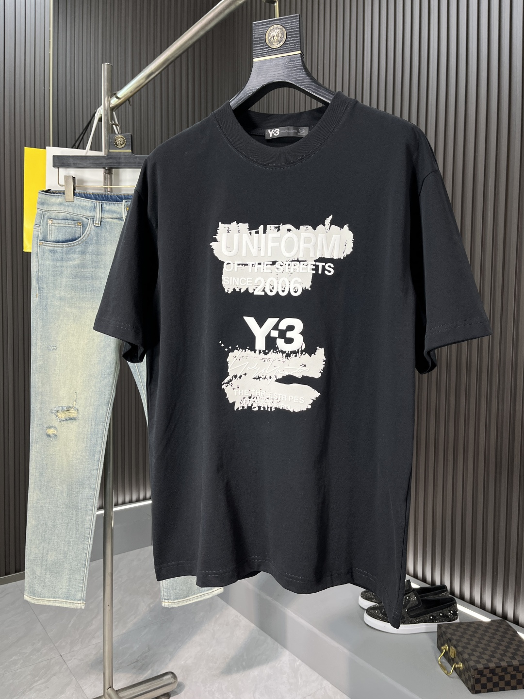 NO:133953,Y-3:2025 spring and summer thick new product, fashionable round neck short sleeve high-end custom versatile style!  More practical and easy to use by anyone. Made of pure cotton fabric, luxurious and classic brand logo design, which is very high-end and must-have for those who understand goods!  The style is a slim fit style. It is very exquisite, showing aura and highlighting the exquisiteness of business men. This is the unique feature. It is just right slim fit, and the upper body effect is very good 58730# Size M-3XL BJL, T-shirt, alexander wang19860909Y-3:2025春夏厚款新品时尚圆领短袖高级定制百搭款式！更有实用感 任何人都可以轻松驾驭 采用纯棉面料制作,奢华经典品牌logo设计,非常显档次懂货的必须入！版型剪裁属于修身款 非常精致,显气场,又会凸显商务男士的精致,这就是独到之处,恰到好处的修身,上身效果非常赞58730# 尺码M-3XL BJL,,T-shirt,alexander wang,Men's clothing