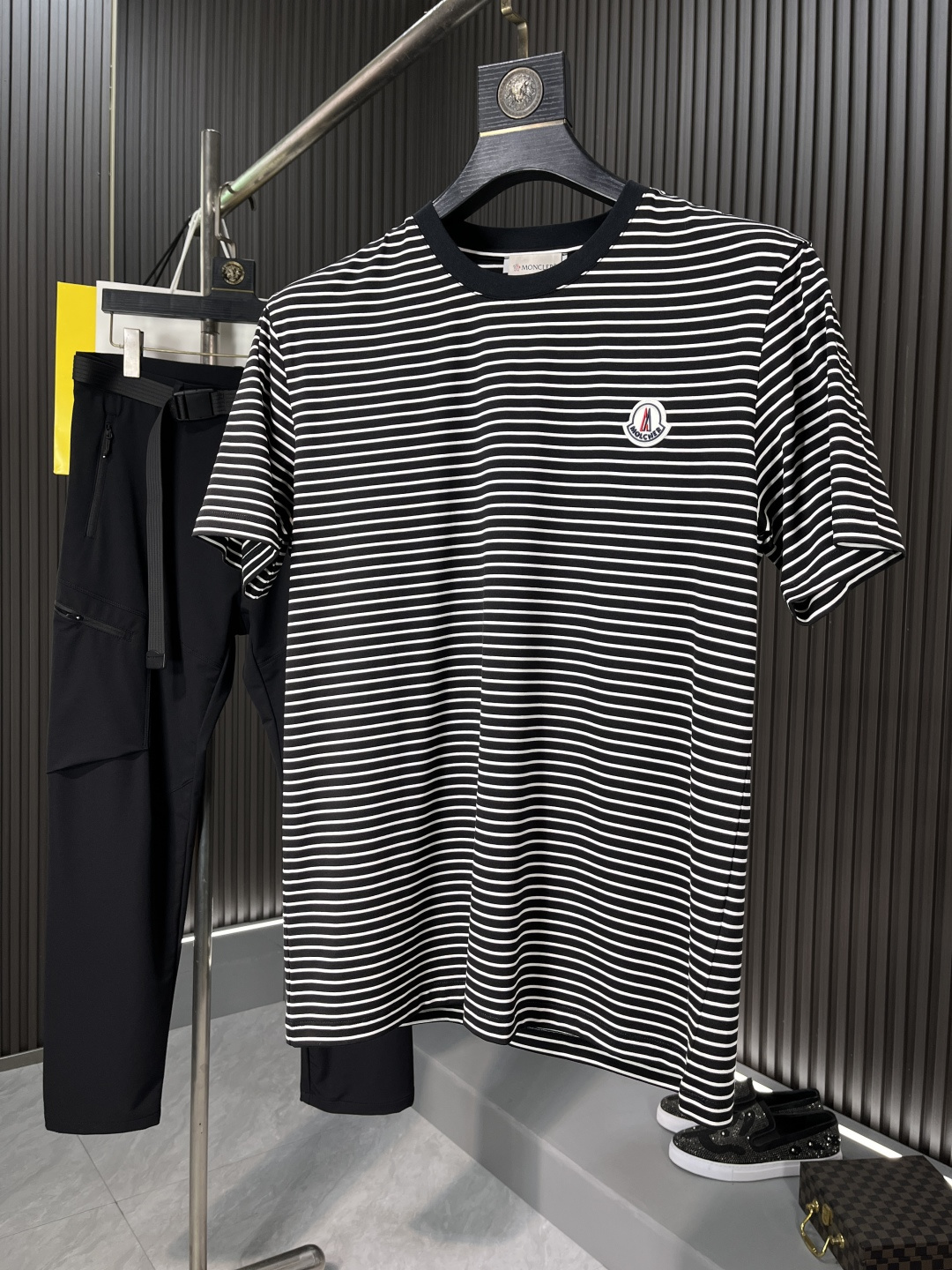 NO:137022,The new fashionable short-sleeved high-end custom versatile style of 2025 spring and summer!  More practical and easy to use by anyone. Made of pure cotton fabric, luxurious and classic brand logo design, which is very high-end and must-have for those who understand goods!  The style is a slim fit style. It is very exquisite, showing aura and highlighting the exquisiteness of business men. This is the unique feature. The right slim fit, and the upper body effect is very good. 58365# size M-3XL BJL, Moncler, T-shirt, alexander wang19860909蒙口2025春夏新品时尚短袖高级定制百搭款式！更有实用感 任何人都可以轻松驾驭 采用纯棉面料制作,奢华经典品牌logo设计,非常显档次懂货的必须入！版型剪裁属于修身款 非常精致,显气场,又会凸显商务男士的精致,这就是独到之处,恰到好处的修身,上身效果非常赞58365#尺码M-3XL BJL,,Moncler,T-shirt,alexander wang,Men's clothing