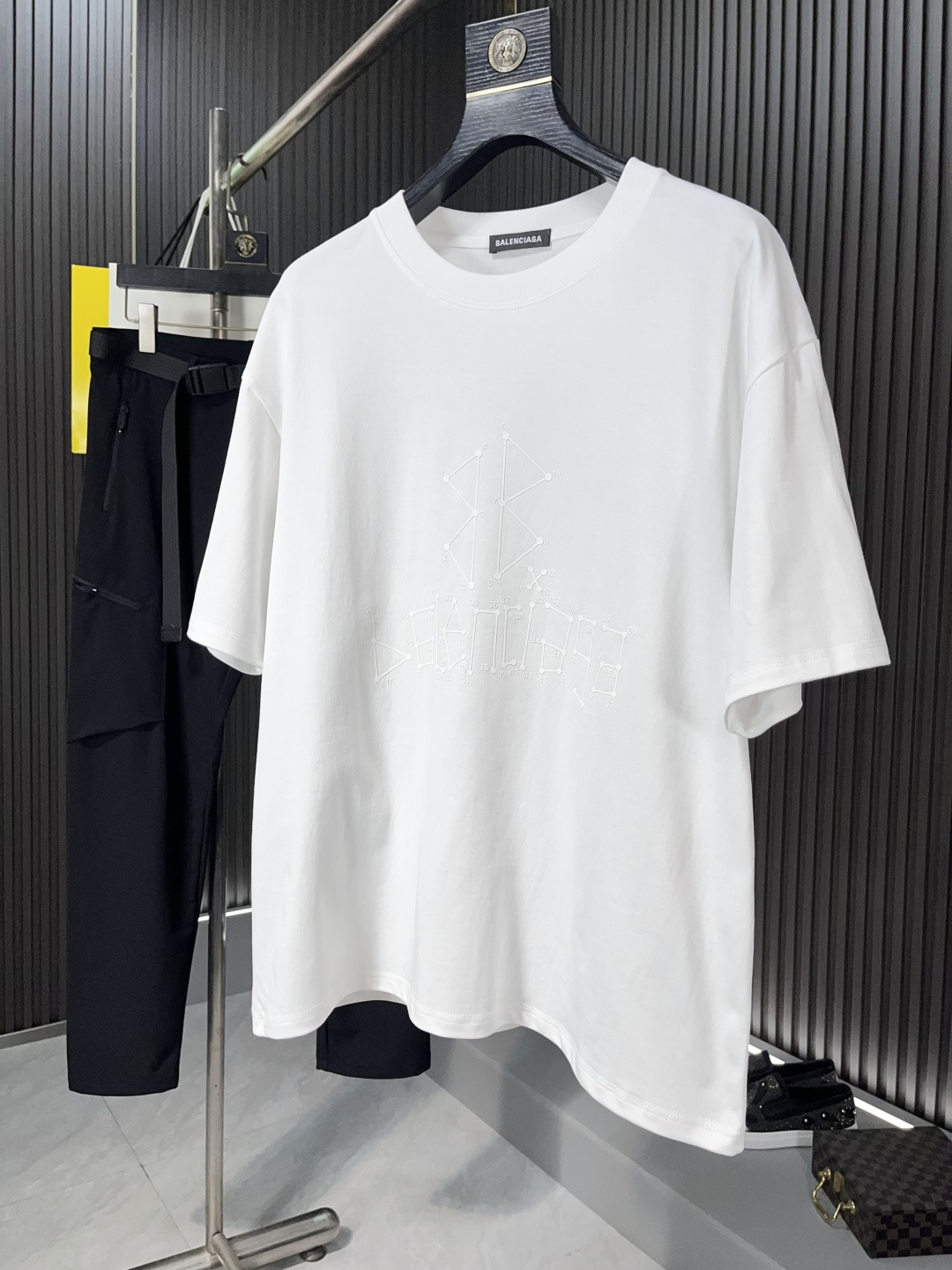 NO:137015,Balenciaga 25ss Spring and Summer New Men's Digital Printed Round Neck Short-Sleeve T-shirt, with brand logo digital printing design on the front, creating basic men's products and injecting new ideas into men's wardrobe. Made of 240 grams of double-stranded cotton fabric, the fabric has high-end texture, soft and silky texture, excellent elasticity, anti-wrinkle and yellowing, and it is not easy to deform after wearing for a long time. 21835# Code M-2XL BJL,,balenciaga,T-shirt,tees,t-shirt,alexander wang19860909巴黎世家25ss春夏新品男士数码印花圆领短袖T恤,正面缀饰有品牌标识数码印花设计,打造男士基本款单品,为男士衣橱注入新意.采用240克双股纯棉面料制成,面料质感高端、柔软丝滑,弹性优良抗皱抗黄,久穿久洗不易变形21835# 码数M-2XL BJL,,balenciaga,T-shirt,tees，t-shirt,alexander wang,Men's clothing