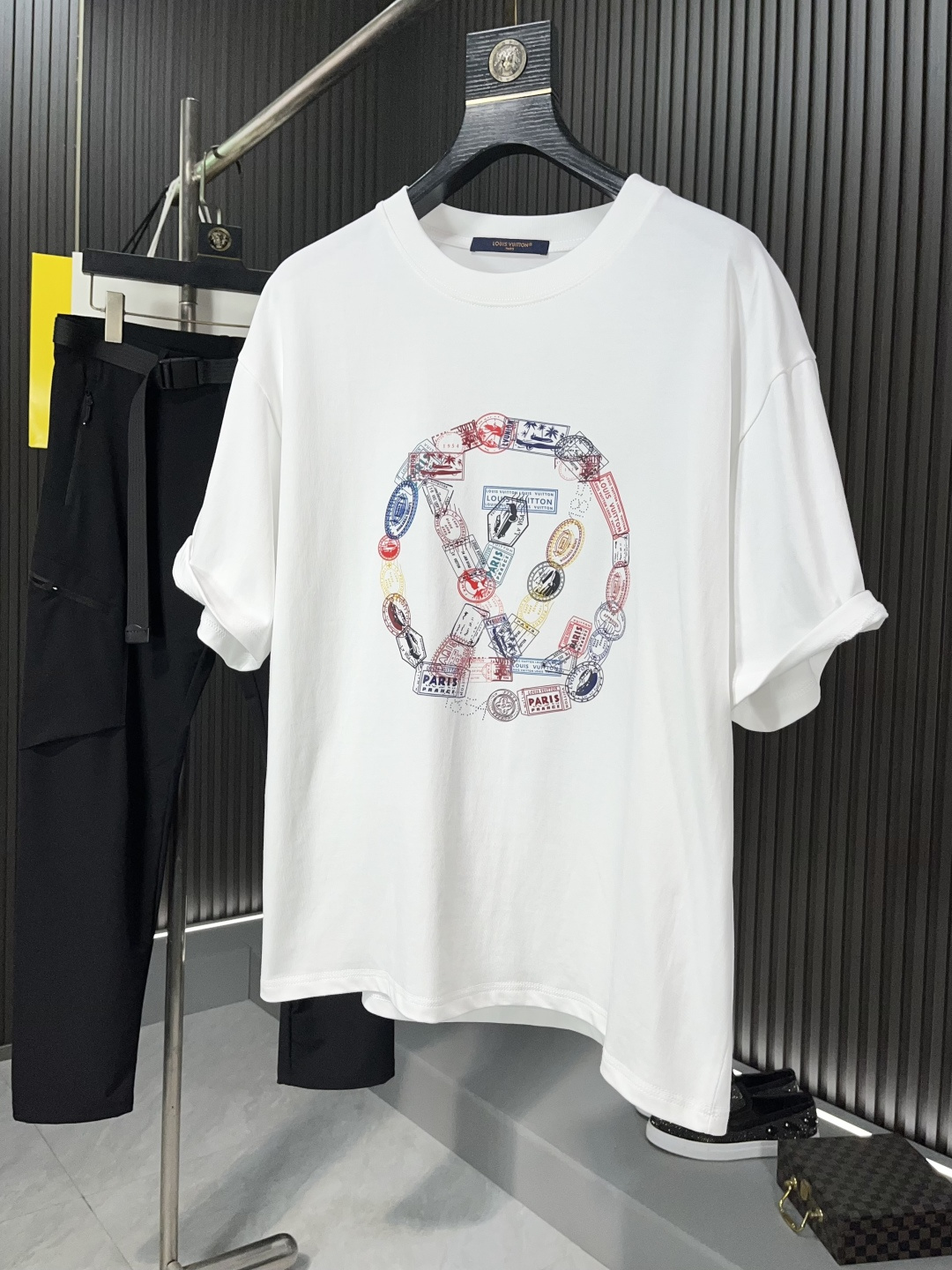 NO:137017,Balenciaga 25ss Spring and Summer New Men's Digital Printed Round Neck Short-Sleeve T-shirt, with brand logo digital printing design on the front, creating basic men's products and injecting new ideas into men's wardrobe. Made of 240 grams of double-stranded pure cotton fabric, the fabric has high-end texture, soft and silky texture, excellent elasticity, anti-wrinkle and yellowing, and it is not easy to deform after wearing for a long time. 21538# Code M-2XL BJL,,balenciaga,T-shirt,tees,t-shirt,alexander wang19860909巴黎世家25ss春夏新品男士数码印花圆领短袖T恤,正面缀饰有品牌标识数码印花设计,打造男士基本款单品,为男士衣橱注入新意.采用240克双股纯棉面料制成,面料质感高端、柔软丝滑,弹性优良抗皱抗黄,久穿久洗不易变形21538# 码数M-2XL BJL,,balenciaga,T-shirt,tees，t-shirt,alexander wang,Men's clothing