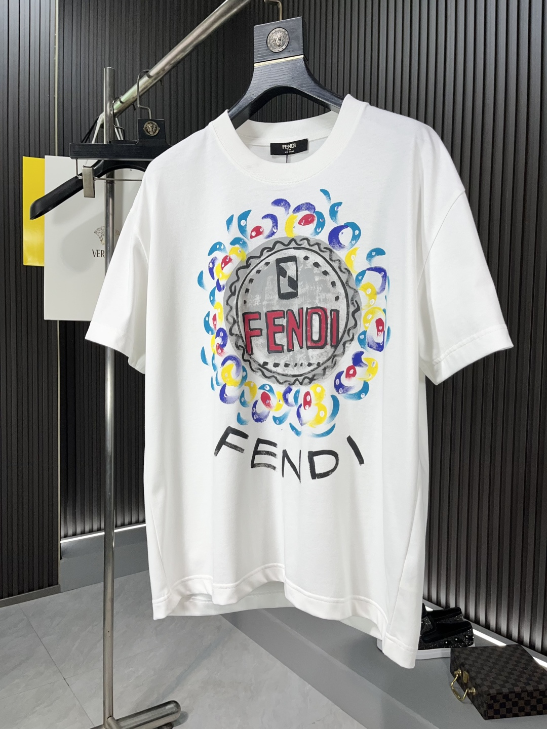 NO:137019,Fendi 2025 spring and summer new product launched in the market, fashionable hand-painted round neck short-sleeved fashion item design, more fashionable and comfortable, high standard customization, very stylish upper body, artificial hand-painted craftsmanship, customer-supplied auxiliary materials, customer-supplied imported 240 grams of pure cotton fabric with very delicate texture, exquisite details and exquisite craftsmanship, extremely shaping item, can be matched with any fashion, super good style, trendy men's essential item 54307# Code number M-3XL BJL,,fendi,T-shirt,alexander wang19860909芬迪2025春夏新品上市时尚手绘圆领短袖时尚单品设计,更加时尚舒适,高标准定制,上身非常有型,人工手绘工艺, 客供辅料,客供进口240克纯棉面料质感非常细腻,细节工艺精湛考究,塑造性极高的一款单品,任何时装都可以搭配,版型超级好 潮男必备单品54307# 码数M-3XL BJL,,fendi,T-shirt,alexander wang,Men's clothing