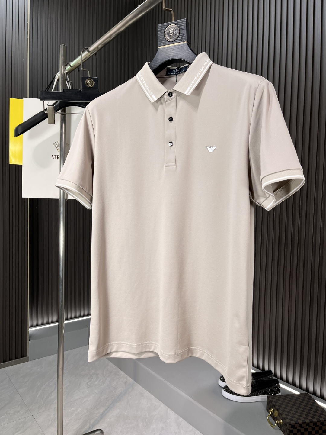 NO:137020,Armani's new short-sleeved polo shirt in spring and summer, fashionable and versatile, popular custom imported mercerized bead floor cotton fabric, high-density cotton material, chest craftsmanship hot stamping logo pattern, super soft and delicate, skin-friendly and comfortable to wear, high-end boutique, fine-looking and top-body is very good, men's must-have item 74503# Size M-3XL BJL,,armani, T-shirt, alexander wang19860909阿玛尼2025春夏新款短袖polo衫,时尚百搭 爆款定制进口丝光珠地棉面料,高密度棉质材质,胸前工艺烫印logo标志图案,手感超柔软细腻 穿着亲肤舒适 高端精品 精细做上身非常赞 男士必备单品74503# 尺码M-3XL BJL,,armani,T-shirt,alexander wang,Men's clothing