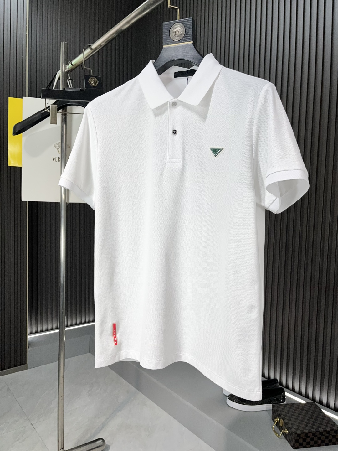 NO:137021,Prada 2025 spring and summer new product classic fashion lapel polo short-sleeved fashion item design, more fashionable and comfortable, high-standard customization, very stylish upper body, luxury brand classic LOGO pattern Customer-supplied auxiliary materials, customer-supplied imported high-end Judy fabrics have very delicate texture, exquisite details and exquisite craftsmanship, auxiliary materials are all supplied by foreign customers, a very high shaping item, can be matched with any fashion, and the style is super good. Trendy men's essential item 54302 Size: M-3XL BJL,,prada,T-shirt,alexander wang19860909普拉达2025春夏新品经典时尚翻领polo短袖时尚单品设计,更加时尚舒适,高标准定制,上身非常有型,奢华品牌经典LOGO 图案 客供辅料,客供进口高档朱迪面料质感非常细腻,细节工艺精湛考究,辅料皆为外商客供,塑造性极高的一款单品,任何时装都可以搭配,版型超级好 潮男必备单品54302 尺码:M-3XL BJL,,prada,T-shirt,alexander wang,Men's clothing