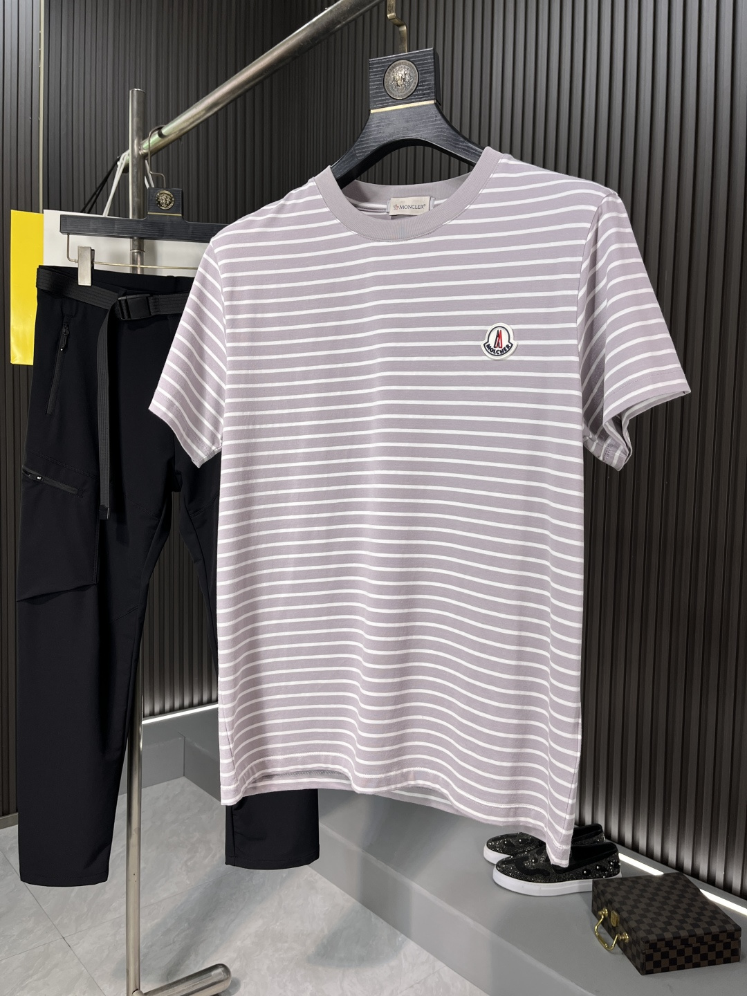 NO:137023,The new fashionable short-sleeved high-end custom versatile style of 2025 spring and summer!  More practical and easy to use by anyone. Made of pure cotton fabric, luxurious and classic brand logo design, which is very high-end and must-have for those who understand goods!  The style is a slim fit style. It is very exquisite, showing aura and highlighting the exquisiteness of business men. This is the unique feature. The right slim fit, and the upper body effect is very good. 58362# size M-3XL BJL, Moncler, T-shirt, alexander wang19860909蒙口2025春夏新品时尚短袖高级定制百搭款式！更有实用感 任何人都可以轻松驾驭 采用纯棉面料制作,奢华经典品牌logo设计,非常显档次懂货的必须入！版型剪裁属于修身款 非常精致,显气场,又会凸显商务男士的精致,这就是独到之处,恰到好处的修身,上身效果非常赞58362#尺码M-3XL BJL,,Moncler,T-shirt,alexander wang,Men's clothing