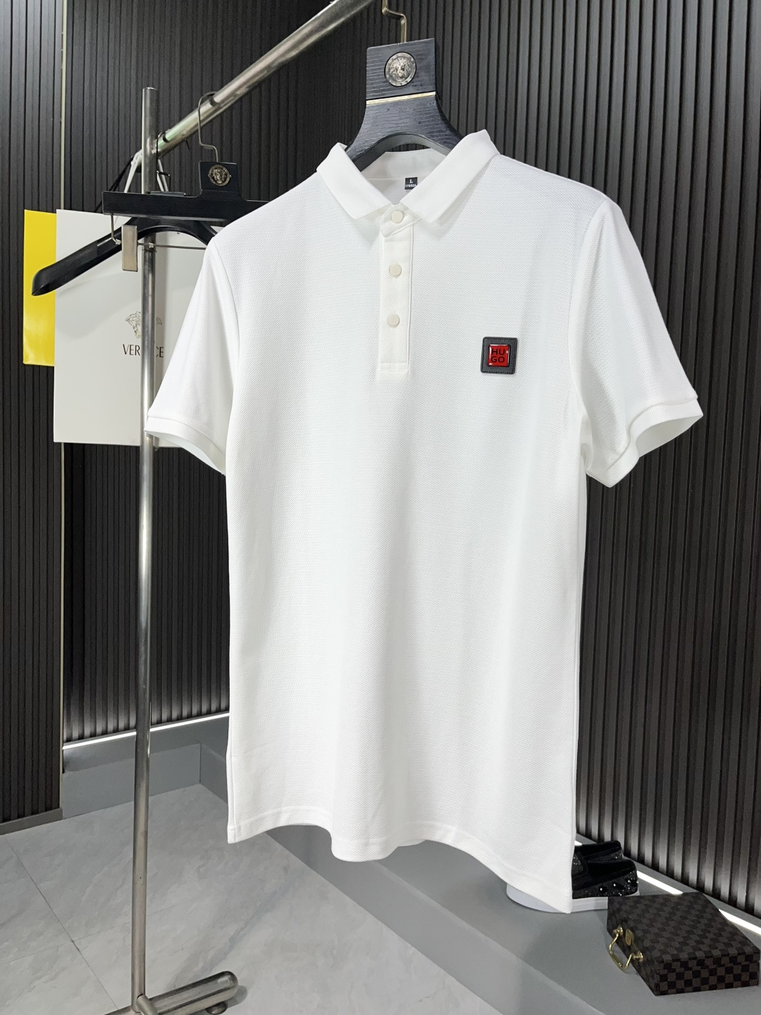 NO:137024,HUGOBOSS 2025 spring and summer new short-sleeved polo shirt, fashionable and versatile, popular custom imported mercerized bead floor cotton fabric, high-density cotton material, chest craft logo logo pattern, super soft and delicate feel, skin-friendly and comfortable to wear, high-end boutique, fine-looking and top-body is very good, men's must-have item 48367 Size M-3XL BJL,, T-shirt, alexander wang19860909HUGOBOSS2025春夏新款短袖polo衫,时尚百搭 爆款定制进口丝光珠地棉面料,高密度棉质材质,胸前工艺logo标志图案,手感超柔软细腻 穿着亲肤舒适 高端精品 精细做上身非常赞 男士必备单品48367 尺码M-3XL BJL,,T-shirt,alexander wang,Men's clothing