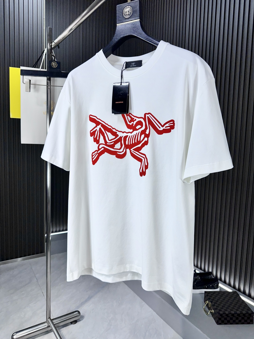 NO:455307,Archaeoptera Bird's new spring and summer 2025 round neck short-sleeved T-shirt, which uses imported top-grade pure cotton fabrics, soft and delicate. Men's wardrobe is indispensable. It can be matched with various clothing anytime and anywhere to meet your daily life needs. The fabrics we choose are all used by first-line brands, which are skin-friendly and smooth, and the clothes design is also very simple and elegant!  Comfort and breathability are perfect!  The fabric attributes are excellent!  High-end 73485 Size M-3XL, arc'teryx, T-shirt,tees, t-shirt,alexander wang19860909始祖鸟2025春夏新品 圆领短袖T恤,采用进口顶级纯棉面料 柔软细腻 男人的衣柜都少不了基础 随时随地都可以拿来搭配各种服饰,满足您日常生活需求 .我们所选择的面料都是一线品牌所使用的 ,亲肤挺滑手感,衣服设计也是非常的简洁大方！舒适性与透气性完美兼备！面料属性皆为上乘！高级感十足73485 尺码M-3XL,arc'teryx,T-shirt,tees，t-shirt,alexander wang,Men's clothing