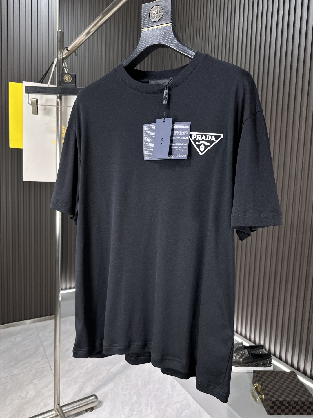 Prada Camiseta de Algodón con Logo Bordado para Hombre y Mujer - Diseño Clásico