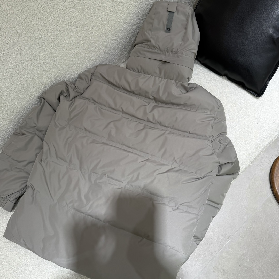 💰580 可隆𝑲𝑶𝑳𝑶𝑵 𝑺𝑷𝑶𝑹𝑻 𝑪𝒐𝒎𝒎𝒖𝒕𝒆 𝑭𝑾/𝑨𝑾24 防水羽绒服 帽子可拆卸
颜色：黑色 卡其灰
编码：0000630C