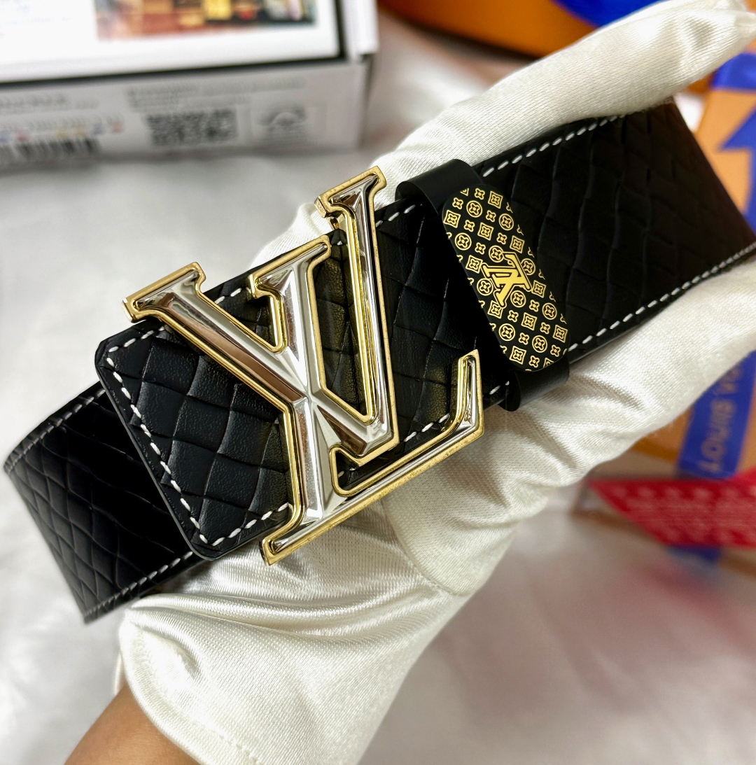💯皮带:LV..路易..威登️✈️顶级复刻-P150
💯腰带:原单品质🐂百分百进口原厂头层牛皮,保证真皮。Logo字母浮雕双层渐变色🌟工艺.真空电镀.永不掉色.24K纯钢扣🌈按压滑道暗扣.自动款式.尾巴内穿设计.稀有特种皮纹路系列🎨双面两用✨专柜同等质量, 送人自用首选✈️
💯包装: 均配赠如图专柜全套礼盒包装,赠送打孔器,银联发票,宽度4.0cm