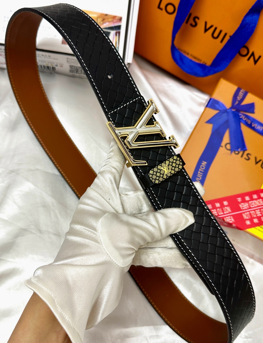 💯皮带:LV..路易..威登️✈️顶级复刻-P150
💯腰带:原单品质🐂百分百进口原厂头层牛皮,保证真皮。Logo字母浮雕双层渐变色🌟工艺.真空电镀.永不掉色.24K纯钢扣🌈按压滑道暗扣.自动款式.尾巴内穿设计.稀有特种皮纹路系列🎨双面两用✨专柜同等质量, 送人自用首选✈️
💯包装: 均配赠如图专柜全套礼盒包装,赠送打孔器,银联发票,宽度4.0cm