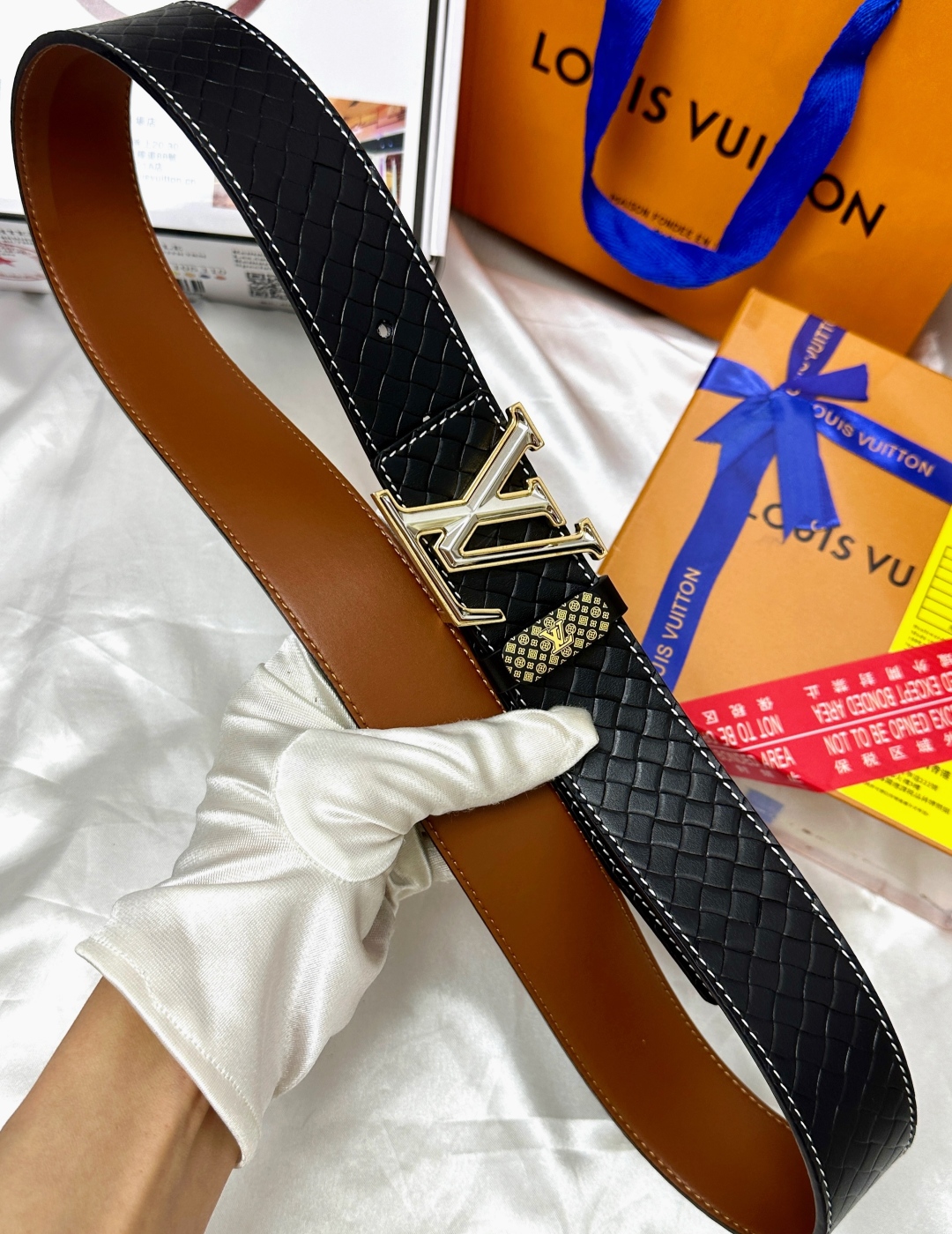 💯皮带:LV..路易..威登️✈️顶级复刻-P150
💯腰带:原单品质🐂百分百进口原厂头层牛皮,保证真皮。Logo字母浮雕双层渐变色🌟工艺.真空电镀.永不掉色.24K纯钢扣🌈按压滑道暗扣.自动款式.尾巴内穿设计.稀有特种皮纹路系列🎨双面两用✨专柜同等质量, 送人自用首选✈️
💯包装: 均配赠如图专柜全套礼盒包装,赠送打孔器,银联发票,宽度4.0cm