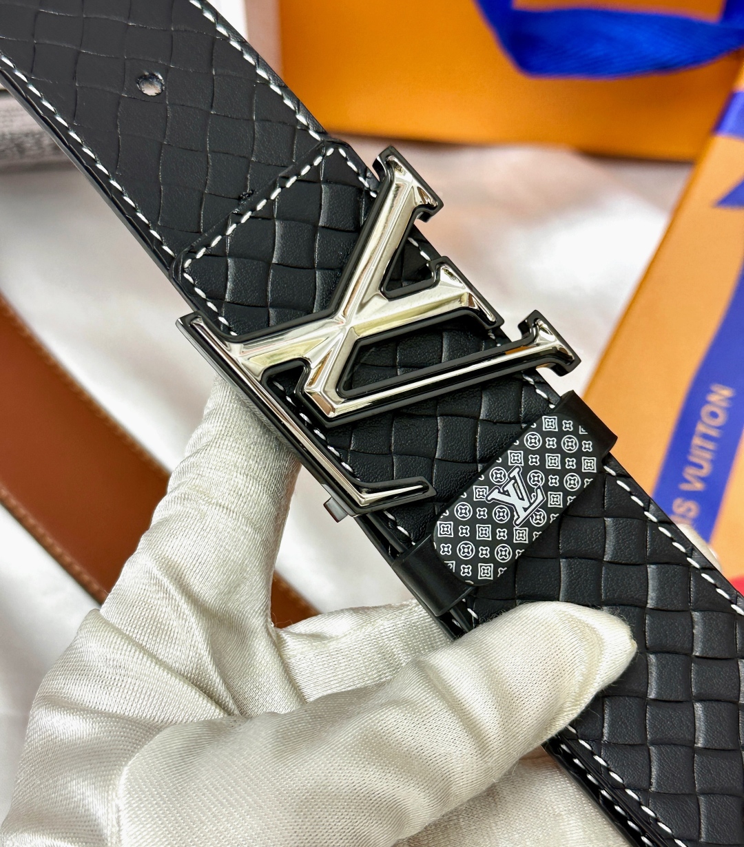 💯皮带:LV..路易..威登️✈️顶级复刻-P150
💯腰带:原单品质🐂百分百进口原厂头层牛皮,保证真皮。Logo字母浮雕双层渐变色🌟工艺.真空电镀.永不掉色.24K纯钢扣🌈按压滑道暗扣.自动款式.尾巴内穿设计.稀有特种皮纹路系列🎨双面两用✨专柜同等质量, 送人自用首选✈️
💯包装: 均配赠如图专柜全套礼盒包装,赠送打孔器,银联发票,宽度4.0cm