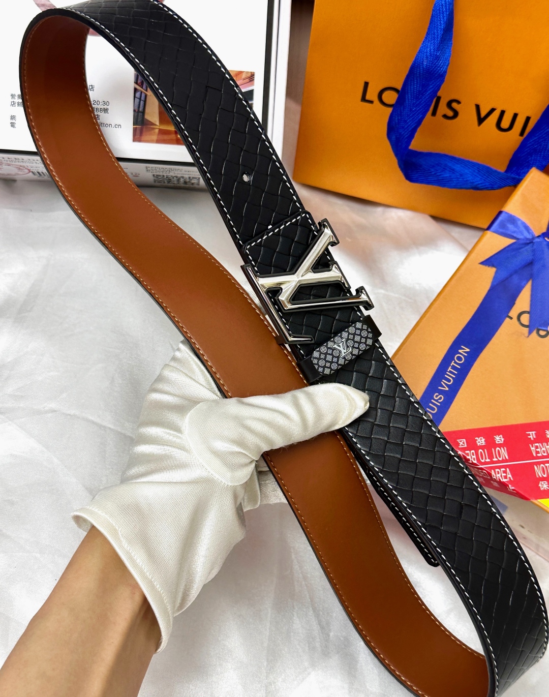 💯皮带:LV..路易..威登️✈️顶级复刻-P150
💯腰带:原单品质🐂百分百进口原厂头层牛皮,保证真皮。Logo字母浮雕双层渐变色🌟工艺.真空电镀.永不掉色.24K纯钢扣🌈按压滑道暗扣.自动款式.尾巴内穿设计.稀有特种皮纹路系列🎨双面两用✨专柜同等质量, 送人自用首选✈️
💯包装: 均配赠如图专柜全套礼盒包装,赠送打孔器,银联发票,宽度4.0cm