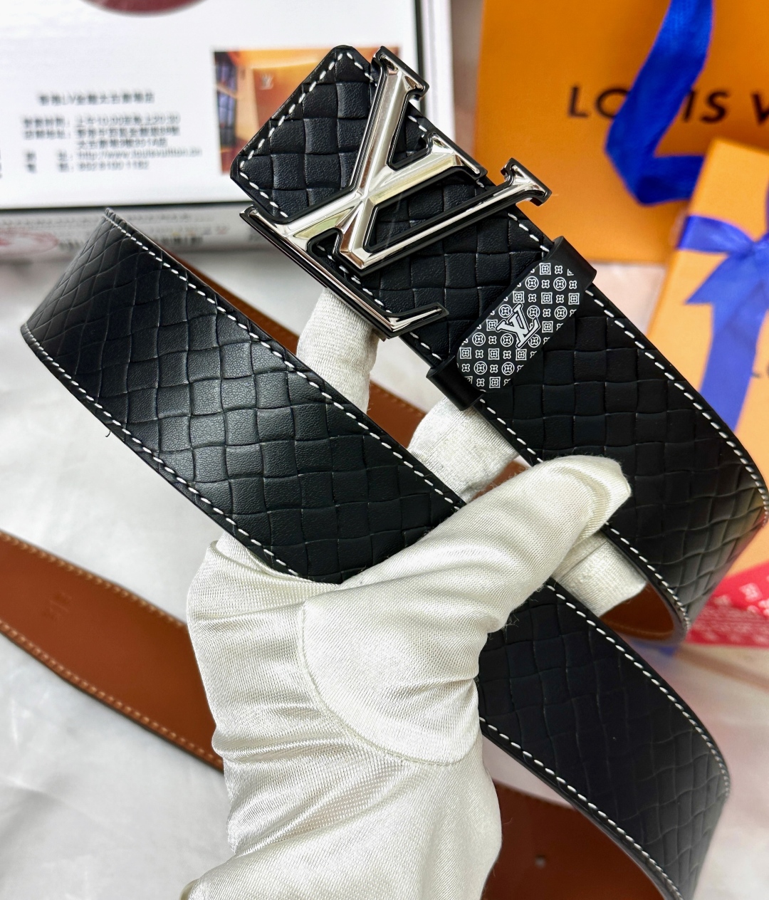 💯皮带:LV..路易..威登️✈️顶级复刻-P150
💯腰带:原单品质🐂百分百进口原厂头层牛皮,保证真皮。Logo字母浮雕双层渐变色🌟工艺.真空电镀.永不掉色.24K纯钢扣🌈按压滑道暗扣.自动款式.尾巴内穿设计.稀有特种皮纹路系列🎨双面两用✨专柜同等质量, 送人自用首选✈️
💯包装: 均配赠如图专柜全套礼盒包装,赠送打孔器,银联发票,宽度4.0cm