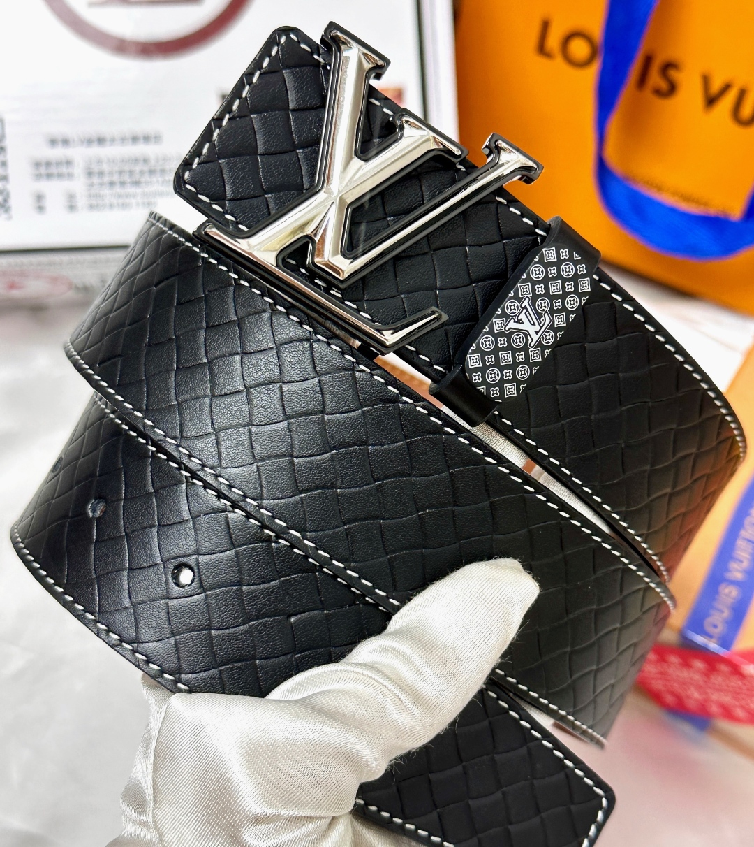 💯皮带:LV..路易..威登️✈️顶级复刻-P150
💯腰带:原单品质🐂百分百进口原厂头层牛皮,保证真皮。Logo字母浮雕双层渐变色🌟工艺.真空电镀.永不掉色.24K纯钢扣🌈按压滑道暗扣.自动款式.尾巴内穿设计.稀有特种皮纹路系列🎨双面两用✨专柜同等质量, 送人自用首选✈️
💯包装: 均配赠如图专柜全套礼盒包装,赠送打孔器,银联发票,宽度4.0cm