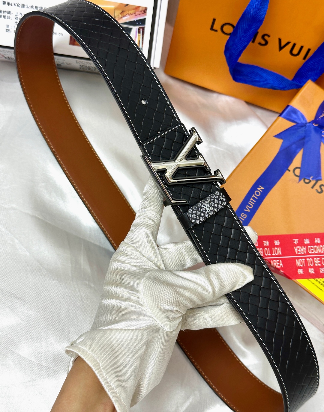 💯皮带:LV..路易..威登️✈️顶级复刻-P150
💯腰带:原单品质🐂百分百进口原厂头层牛皮,保证真皮。Logo字母浮雕双层渐变色🌟工艺.真空电镀.永不掉色.24K纯钢扣🌈按压滑道暗扣.自动款式.尾巴内穿设计.稀有特种皮纹路系列🎨双面两用✨专柜同等质量, 送人自用首选✈️
💯包装: 均配赠如图专柜全套礼盒包装,赠送打孔器,银联发票,宽度4.0cm