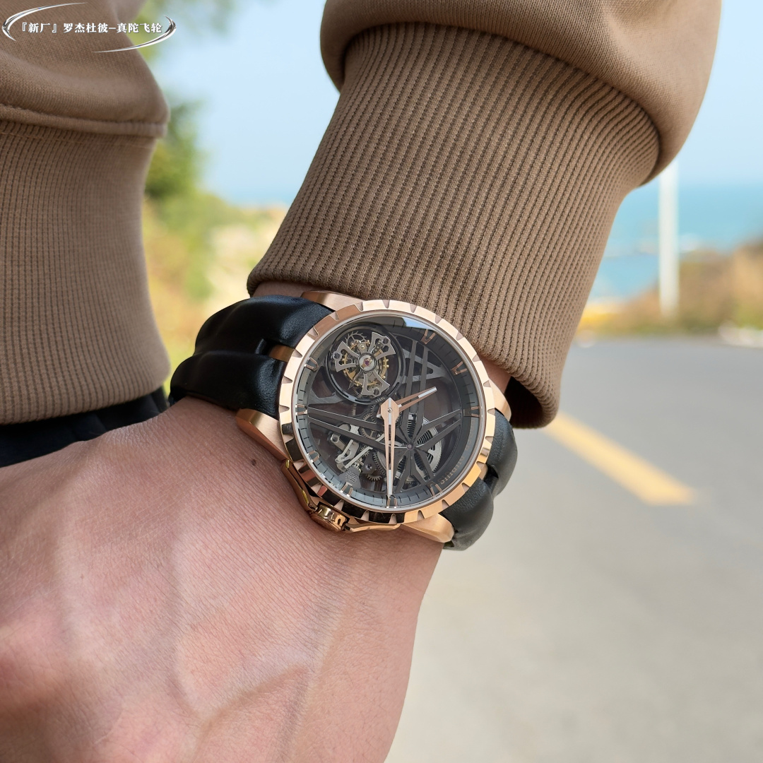 NO:393882,The latest watchmaking concept proposed by Roger Dubber is based on the brand's persistent pursuit of unruly and luxurious beauty, and adheres to the fanaticism of design and creation and exquisite watchmaking skills, which leads to a series of timepieces derived from the Excalibur King Series Flying Tourbillon watch. This Excalibur King Series Flying Tourbillon watch is the best embodiment of the 'super watch'. The size of this watch is 42 mm, and the dial is designed with dark blue as the main color and is matched with double-line shapes. These carefully designed lines extend downward, approaching infinitely but never intersect, forming a strong visual contrast effect. The case is made of 316L stainless steel. In addition, there are dark gray DLC coated titanium alloy and EON  GOLD rose gold watches can be selected, each with its own characteristics. The unique and special star decoration is suspended above the barrel, and the hollow single-flying tourbillon is located at 7 o'clock, which fully demonstrates Roger Dubby's excellent watchmaking skills. 'New Factory-NEW Factory' achieves a new breakthrough and treats watch enthusiasts with 'heart'!  ,burberry19860909上手『新厂-NEW Factory 』超级新品、罗杰杜彼“超级陀飞轮腕表”最新罗杰杜彼提出的制表理念,它基于品牌对桀骜不羁与奢华绚丽的执着追求,再秉持着对设计与创作的狂热以及精湛制表技艺,随之而衍生出来的一系列时计.这款Excalibur 王者系列飞行陀飞轮腕表就是“超级腕表”的最好体现. 这款腕表的尺寸为42毫米,盘面设计以深蓝色为主要配色、并搭配双线条造型,这些经过精心设计的线条向下延伸,无限靠近却永不相交,形成强烈的视觉对比效果.表壳采用316L精钢.此外还有深灰色DLC涂层钛合金以及EON GOLD玫瑰金材质的表款可以选择、三者各有特色.独特别致的星形装饰悬浮于发条盒上方,镂空单飞行陀飞轮则位于7点钟方向,将罗杰杜彼的卓越制表技艺展现的淋漓尽致. 『新厂-NEW Factory』实现新突破,用“心”对待腕表爱好者！,,burberry,Watch