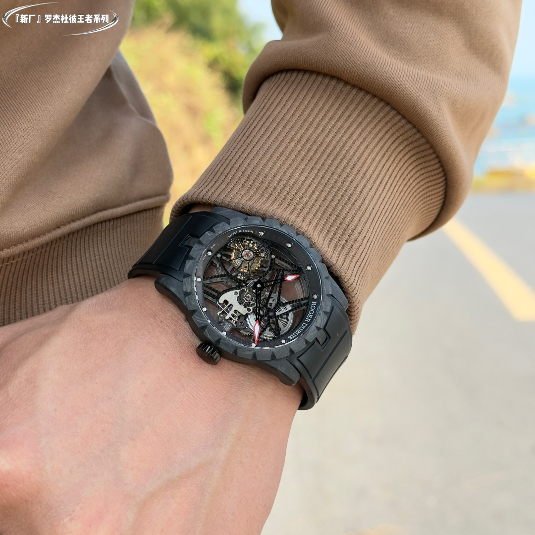 NO:393893,Get started with 'New Factory-NEW Factory' Roger Dupi Carbon Fiber V4 Edition 1 Special Note!  !  !  The internal hollow frame structure of the heart!  Watch lovers all know that movement is the most critical and core technology of watches!  In order to let all watch friends play the top replica tourbillon, watchmakers in the new factory have experimented without many times. Only by overcoming all the technical barriers!  The frame is hollowed out double-layer plywood, which is stable and fine. The V4 version movement is more perfect and completely the same as the genuine RD505SQ!  2: Overall upgrade of the case. Carbon fiber is a high-tech material. It weighs only half of aluminum, but its strength is three times stronger!  The entire carbon fiber pattern of the V4 version case is clearer and more refined, not only with a light and comfortable wearing experience, but also with the special dark pattern texture is cool. 3: Natural rubber strap, each strap perfectly matches the lugs, giving the wrist the highest comfort. 4: The clasp is made of titanium vacuum electroplated high-end black, which is sturdy and durable without fading; every extreme detail is the sincerity of BBR's ingenious development, Roger Dupi chose a new factory!  'New Factory-NEW Factory' achieves new breakthroughs and treat watch enthusiasts with 'heart'!  , roger19860909上手『新厂-NEW Factory』罗杰杜彼碳纤维V4版  1特别说明！！！ 机心内部镂空框架结构！爱表人士都知道机芯是手表最关键与核心技术！为了让各位表友玩到顶级复刻版陀飞轮,新厂制表师实验无次数.才能克服一切存在的技术壁垒！框架试镂空双层夹板,做到即稳定,又精细,V4版本机芯更加完美、完全与正品RD505SQ相同机构！ 2:表壳整体升级 碳纤维是一种高科技材料,重量只有铝的一半,强韧度却是其三倍！V4版表壳整个碳纤维纹路更加清晰精致,不仅拥有轻盈舒适的佩戴体验,特殊的暗黑花纹质感更是炫酷十足. 3:天然橡胶表带,每条表带与表耳完美契合,给予手腕最高的舒适度. 4:表扣采用钛金属真空电镀高级黑,坚固耐用不掉色；每个极致的细节都是BBR匠心开发的诚意,罗杰.杜彼就选新厂！ 『新厂-NEW Factory』实现新突破,用“心”对待腕表爱好者！,,roger,Watch