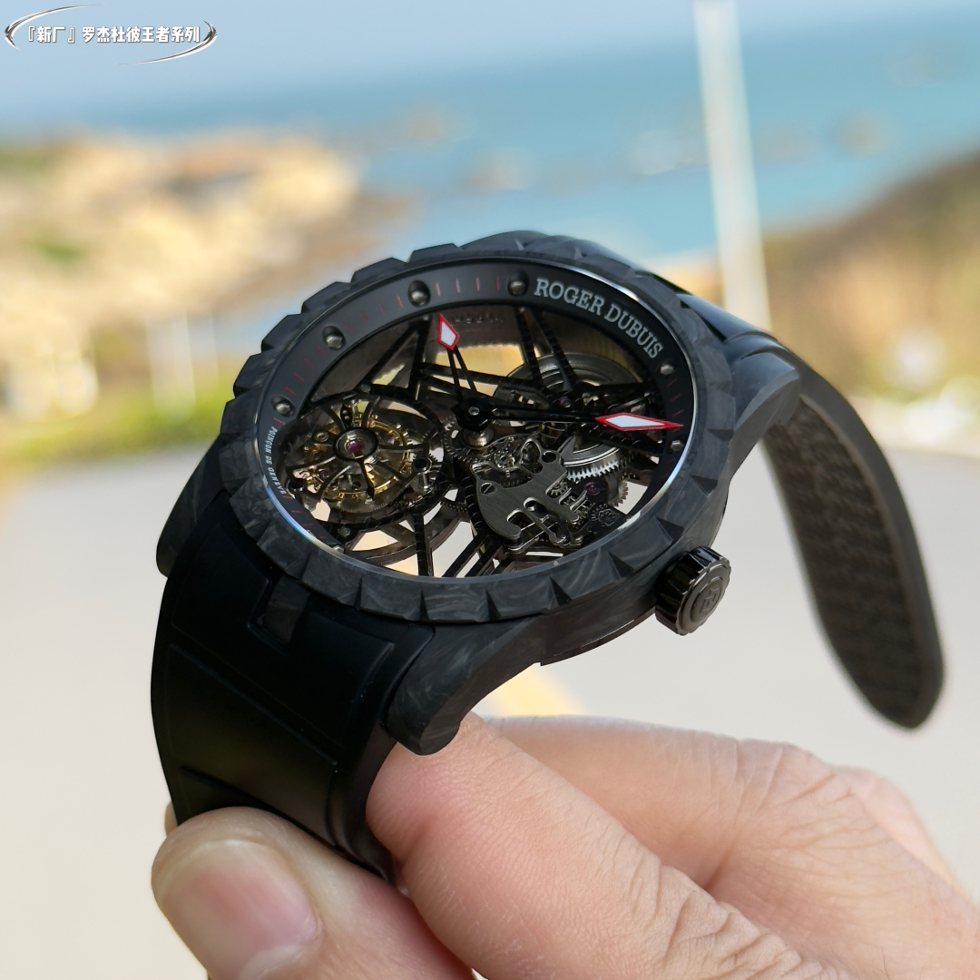 Roger Duppie Carbon Fiber V4 Watch: New Factory Innovation and Precision - 图片 5