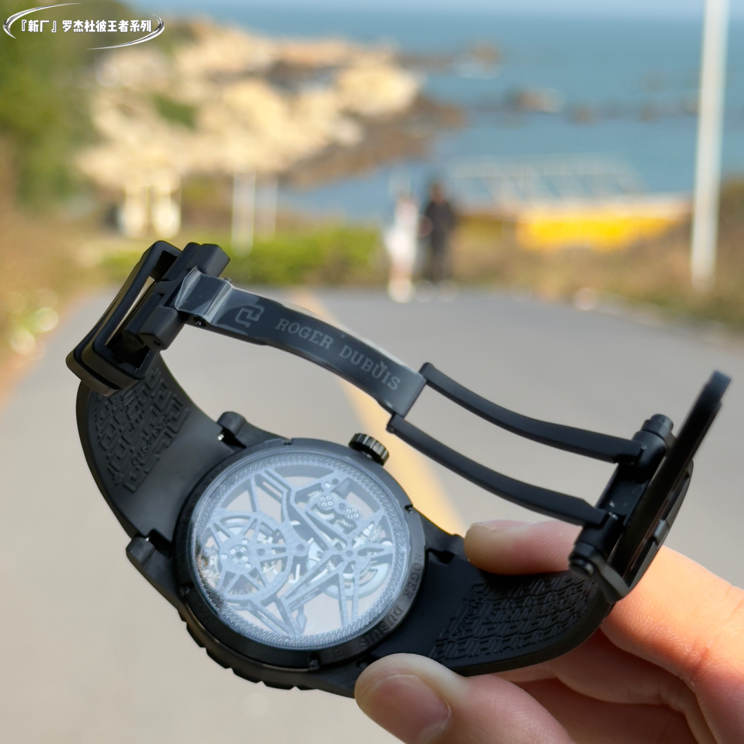 Roger Duppie Carbon Fiber V4 Watch: New Factory Innovation and Precision - 图片 7
