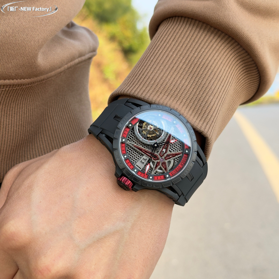 NO:393904,Get started with the 'New Factory-NEW Factory' Roger Dubber King Racing Pirelli Single Tourbillon # Full hollow back and high-end models are RDDBEX and RDDBEX0817 watches. This watch has a very representative design of the Roger Dubber brand, star-shaped frame design, Celtic cross-shaped tourbillon, equipped with a second dial and a small second hand, which makes it more mechanical and can be recognized at a glance. The case diameter is 45mm and the thickness is 13.5mm, and is equipped with a Seagull custom RD505SQ manual winding movement, various exquisite finishes including plywood and fish scale patterns on the movement. (not comparable to other small factories on the market) Note Features 1. The case titanium alloy case is synchronized with the original.  2. The movement integrated tourbillon movement is precisely adjusted in six directions. The energy storage power is up to 60 hours. The main ply and the clearance of the movement are the same as the original. Each movement has a unique number (simultaneously original). 3. The dial uses a hollow dial, luminous scale, and the second dial with black DLC coated titanium alloy printed with black minute circles and Roger Dubuis. The hand is covered with luminous coating, which is simple and clear when reading. 4. The watch mirror has an anti-glare coating (as transparent as the original). 5. The strap is imported from Germany. It has high softness, comfortable wearing and bright colors. Summary  Whether on the front or back, the hollow movement shows incredible transparency, and the watch is full of ornamentality. Equipped with Haiou’s customized RD505SQ manual winding movement, it is a watch that is indispensable for every watch lover. 'New Factory-NEW Factory' has achieved a new breakthrough and treats watch enthusiasts with 'heart'!  , roger vivier19860909上手『新厂-NEW Factory』罗杰杜彼王者竞速倍耐力单行陀飞轮#全镂空背透高级感型号分别RDDBEX、RDDBEX0817腕表,这款腕表极具罗杰杜彼品牌代表性的设计,星型的框架设计,凯尔特十字架形陀飞轮,配有秒盘和小秒针,更显机械感,几乎一眼就可识别.表壳直径45mm,厚度13.5毫米,搭载海鸥定制RD505SQ手动上链机芯,机芯上夹板与鱼鳞纹打磨在内的各种超卓精修.（非市面其他小厂可比） 注特点 1.表壳钛合金表壳与原装同步. 2.机芯一体陀飞轮机芯以六方位精准调校.储能动力长达60小时,机芯的主夹板和轮隙与原装一致,每款机芯都有一个独特的编号（同步原装） 3.表盘采用了镂空表盘,夜光刻度,黑色DLC涂层钛合金的秒盘印有黑色分钟圈和Roger Dubuis（罗杰杜彼）字样.指针覆有夜光涂层,读时简单明了. 4.表镜带防眩目涂层的蓝宝石水晶玻璃表镜（与原装一样通透） 5.表带德国进口天然橡胶表带,柔软度高,佩戴舒适,色泽鲜艳. 总结 无论是正面还是背面,镂空机芯都展现出无比的通透,另腕表观赏性十足.搭载海鸥定制RD505SQ手动上链机芯,走时稳定精准,是每一个爱表者不可缺少的一枚腕表. 『新厂-NEW Factory』实现新突破,用“心”对待腕表爱好者！,,roger vivier,Watch